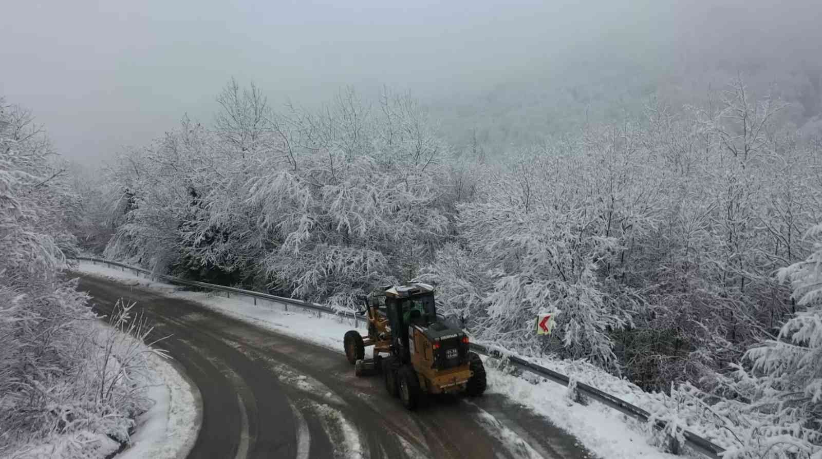 Ekipler lapa lapa yağan kar ile işte böyle mücadele ediyor