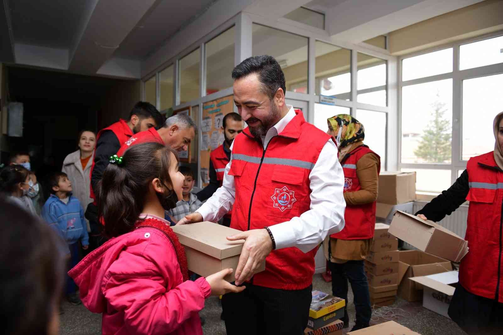 Elbistan’da 800 öğrenciye yeni yıl hediyesi