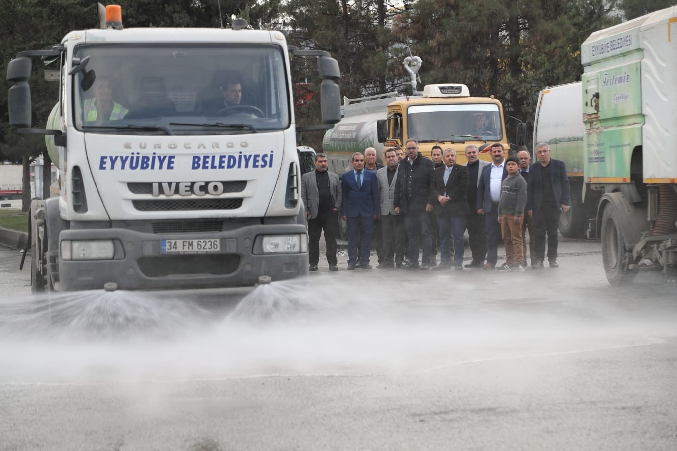 Eyyübiye’de cadde ve sokaklar köpüklü su ile yıkanıyor