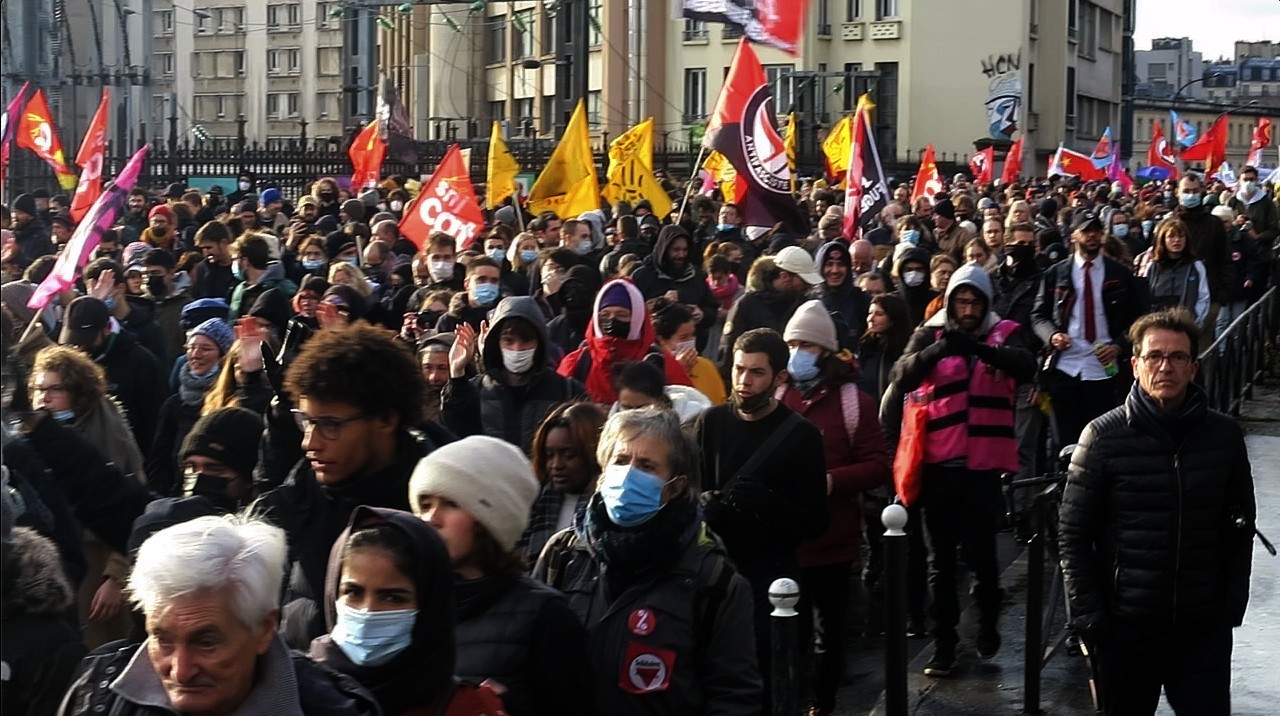 Fransa’da ırkçı cumhurbaşkanı adayı Zemmour, Paris’te protesto edildi