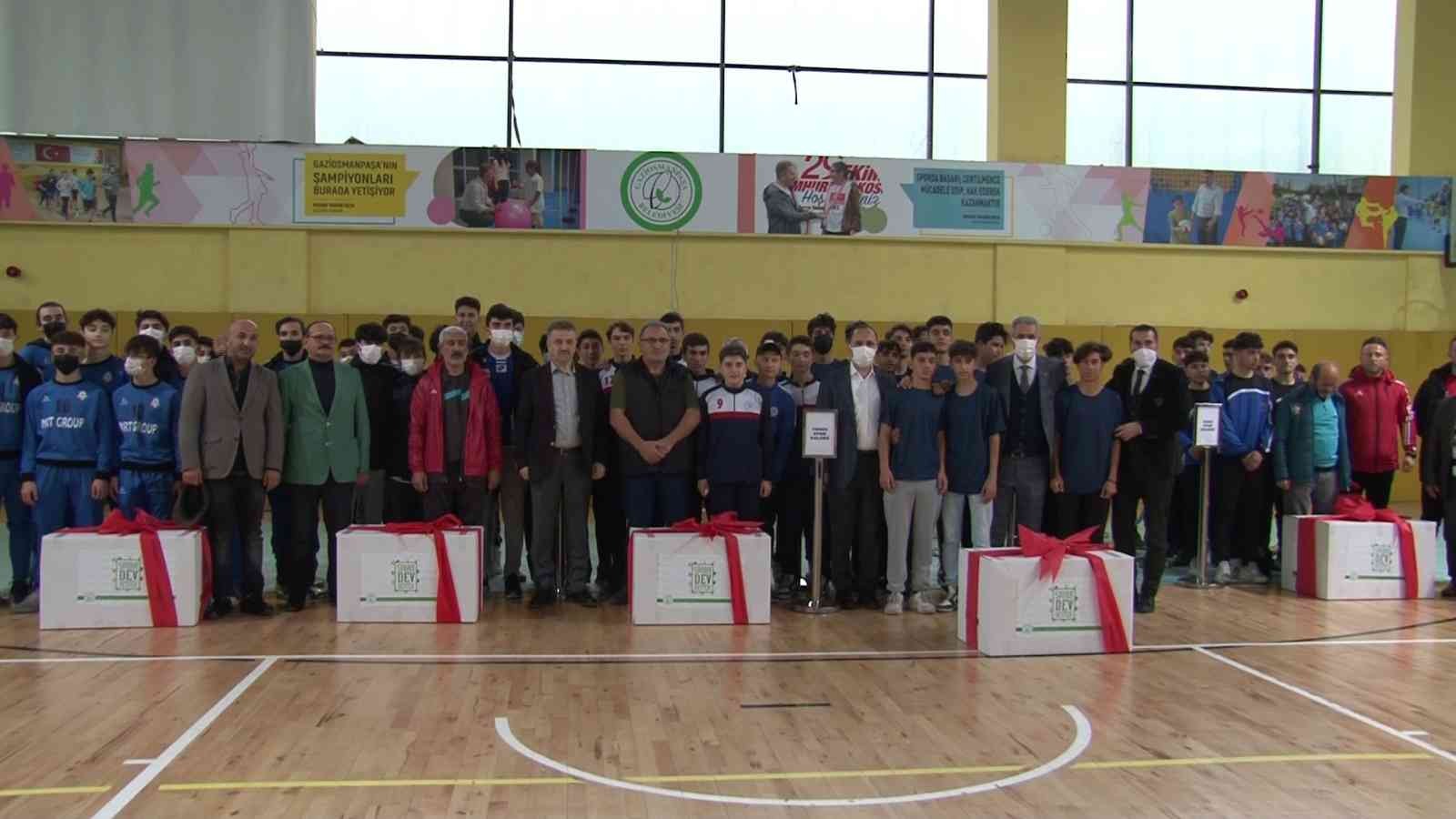 Gaziosmanpaşa Belediyesi’nden amatör spor kulüplerine malzeme desteği
