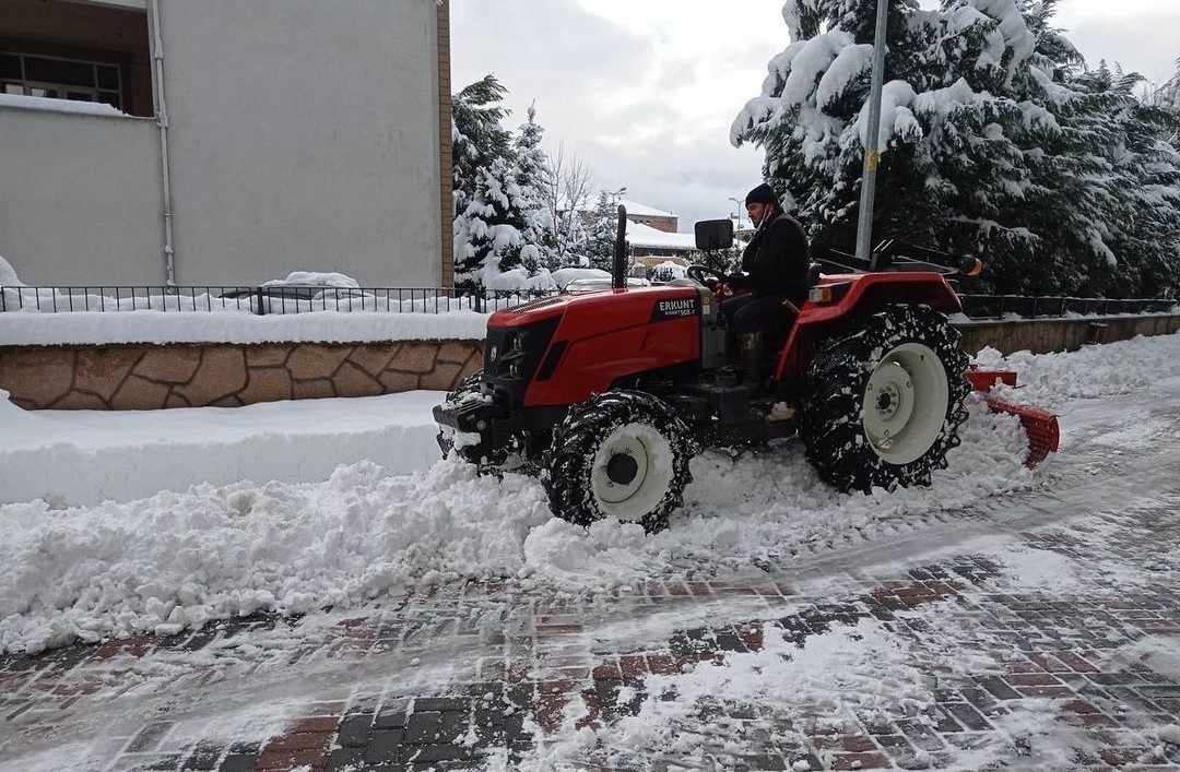 Gökçebey`de kar temizleme ve tuzlama çalışmaları sürüyor