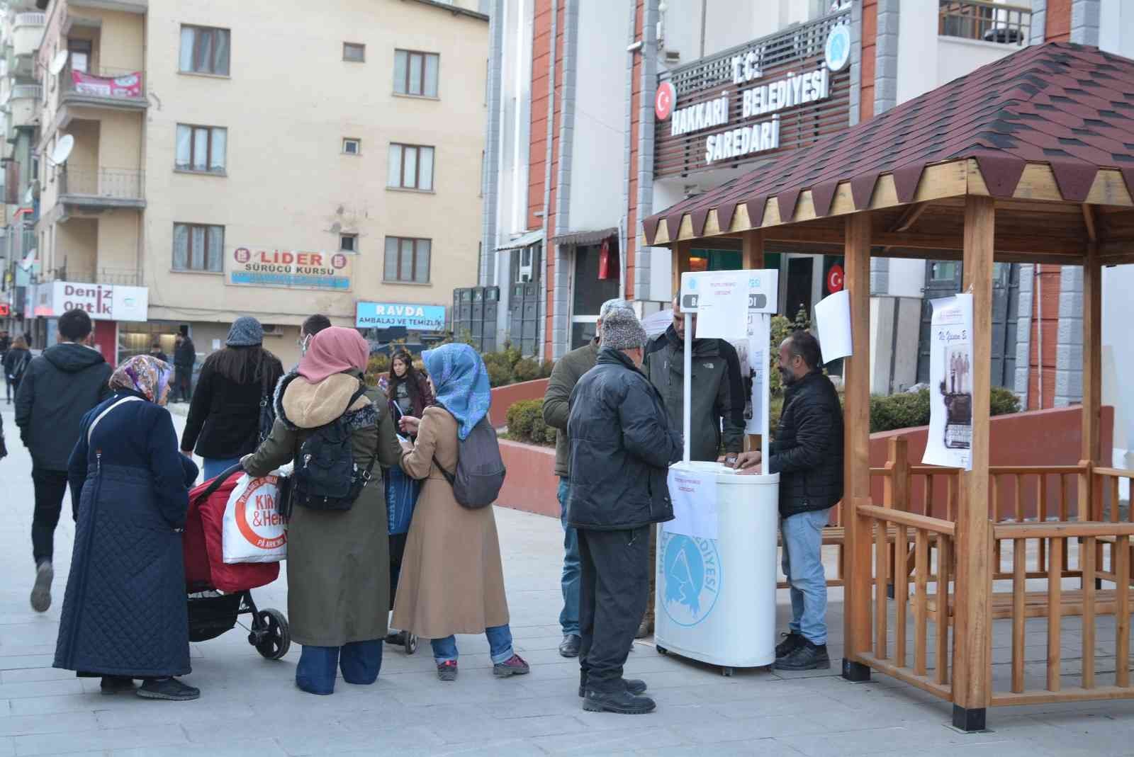 Hakkari Belediyesinden ücretsiz tiyatro bileti dağıtımı