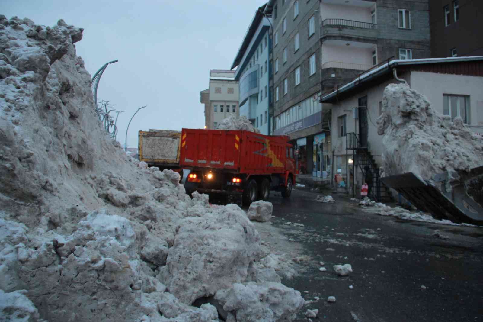 Hakkari’de iki günde 500 kamyon kar taşındı