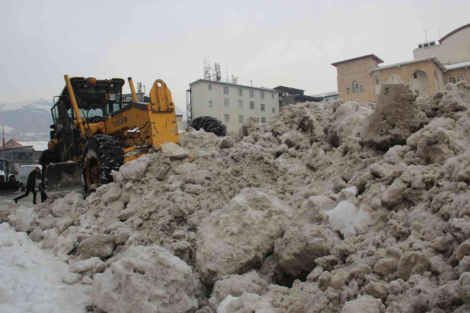 Hakkari’de kamyonlarla kar taşınıyor