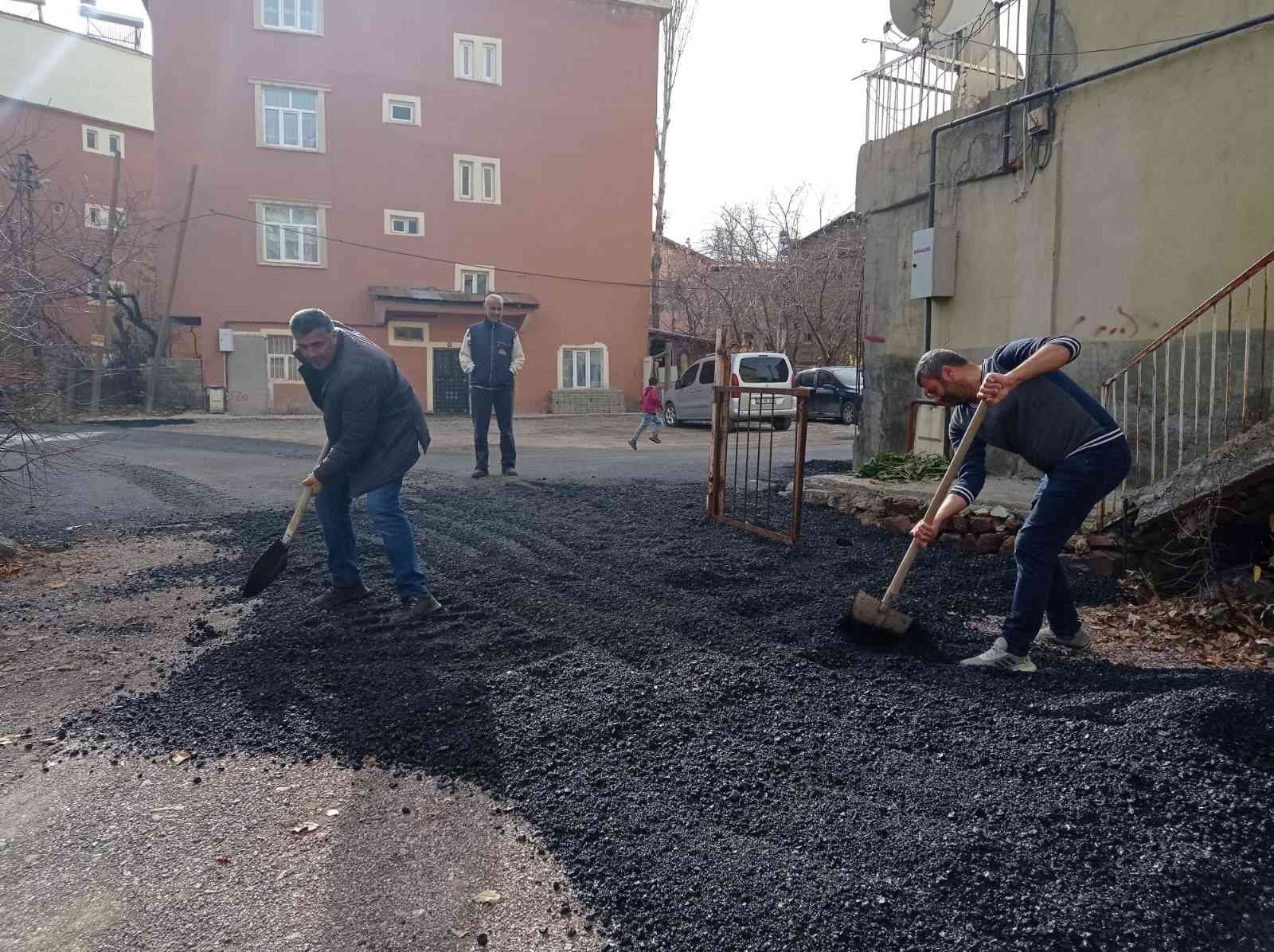 Hakkari’de yol asfaltlama çalışması