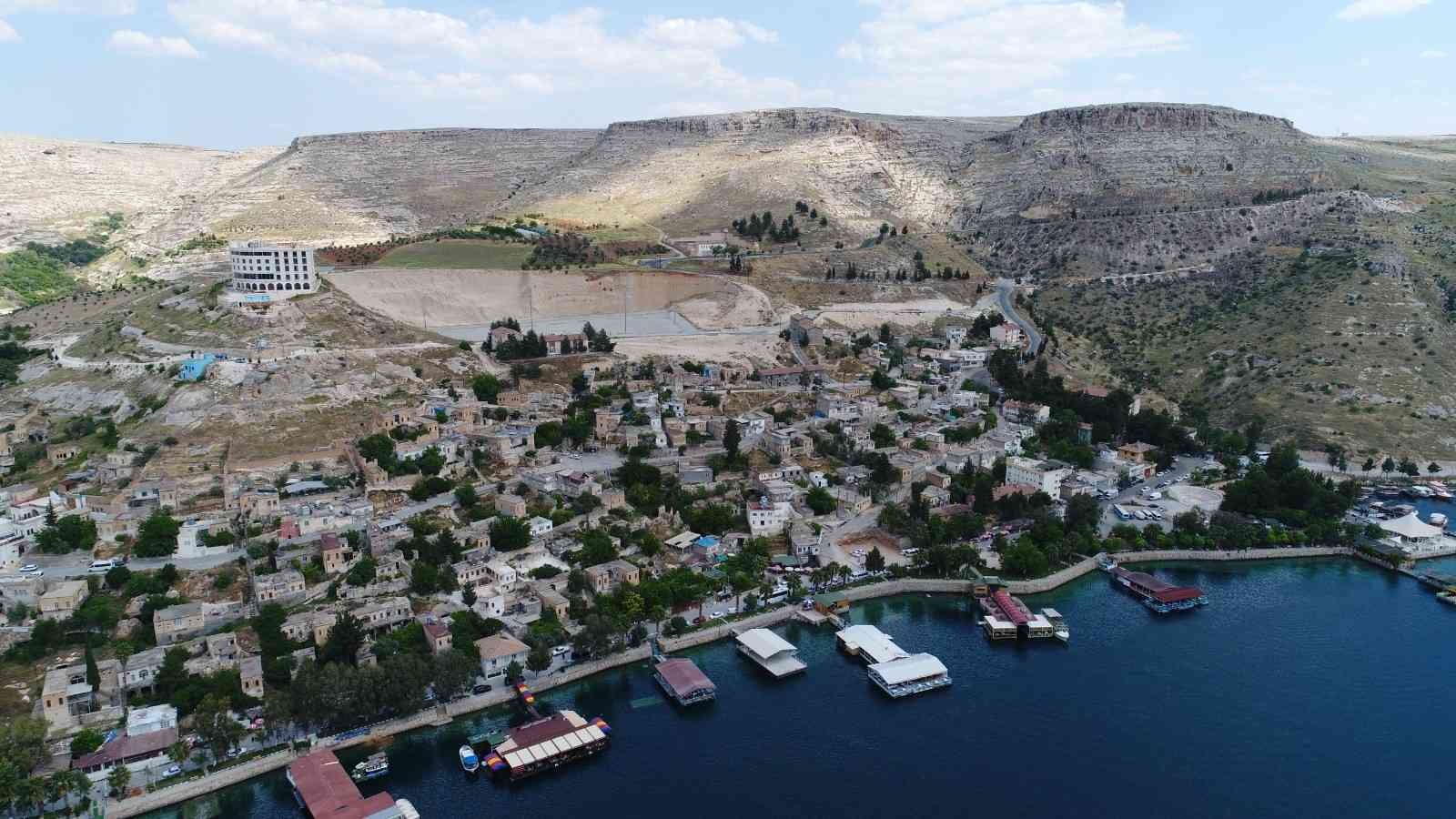 Halfeti’de 10 adet yüzer duba restoran ihale edilecek