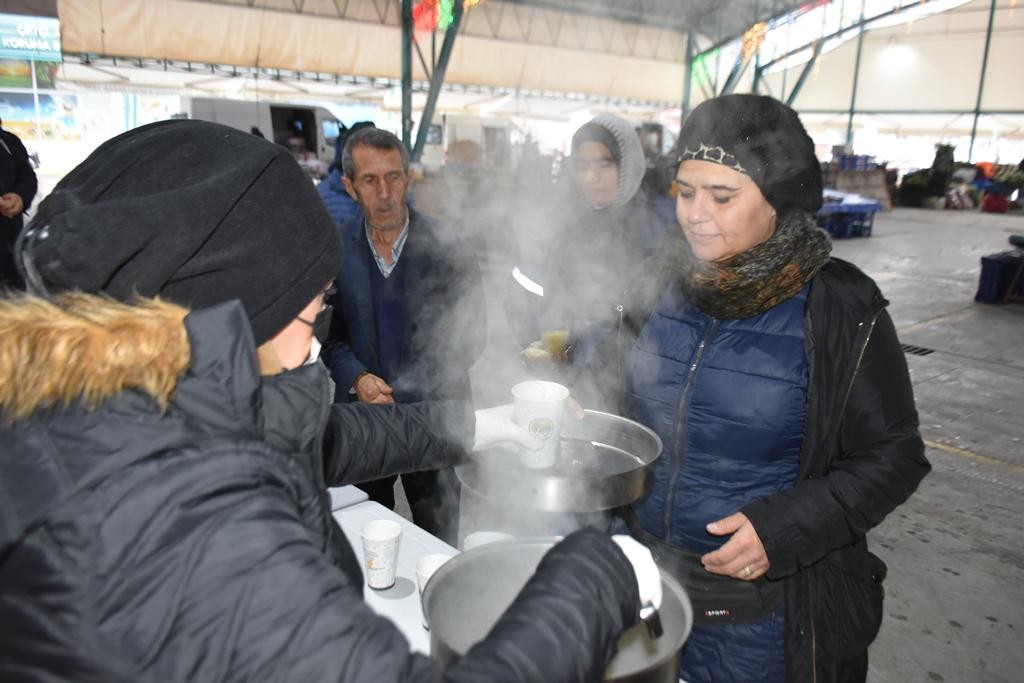 İnönü Belediyesi’nin sıcak çorba ikramı esnafın içini ısıtıyor