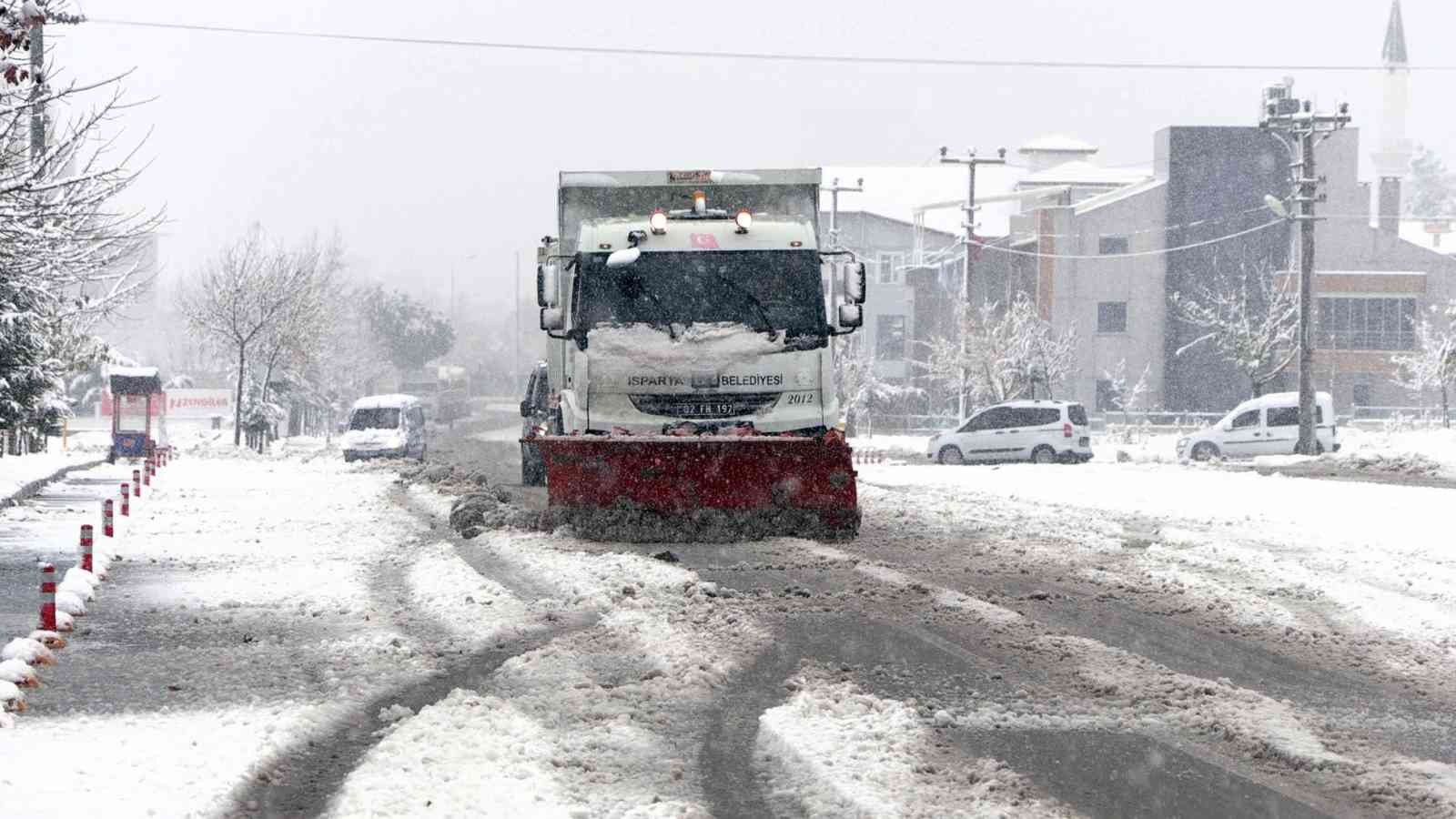 Isparta’da karla mücadelede 24 saat mesai