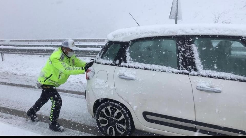 Isparta’da sürücülerin yardımına polis koştu