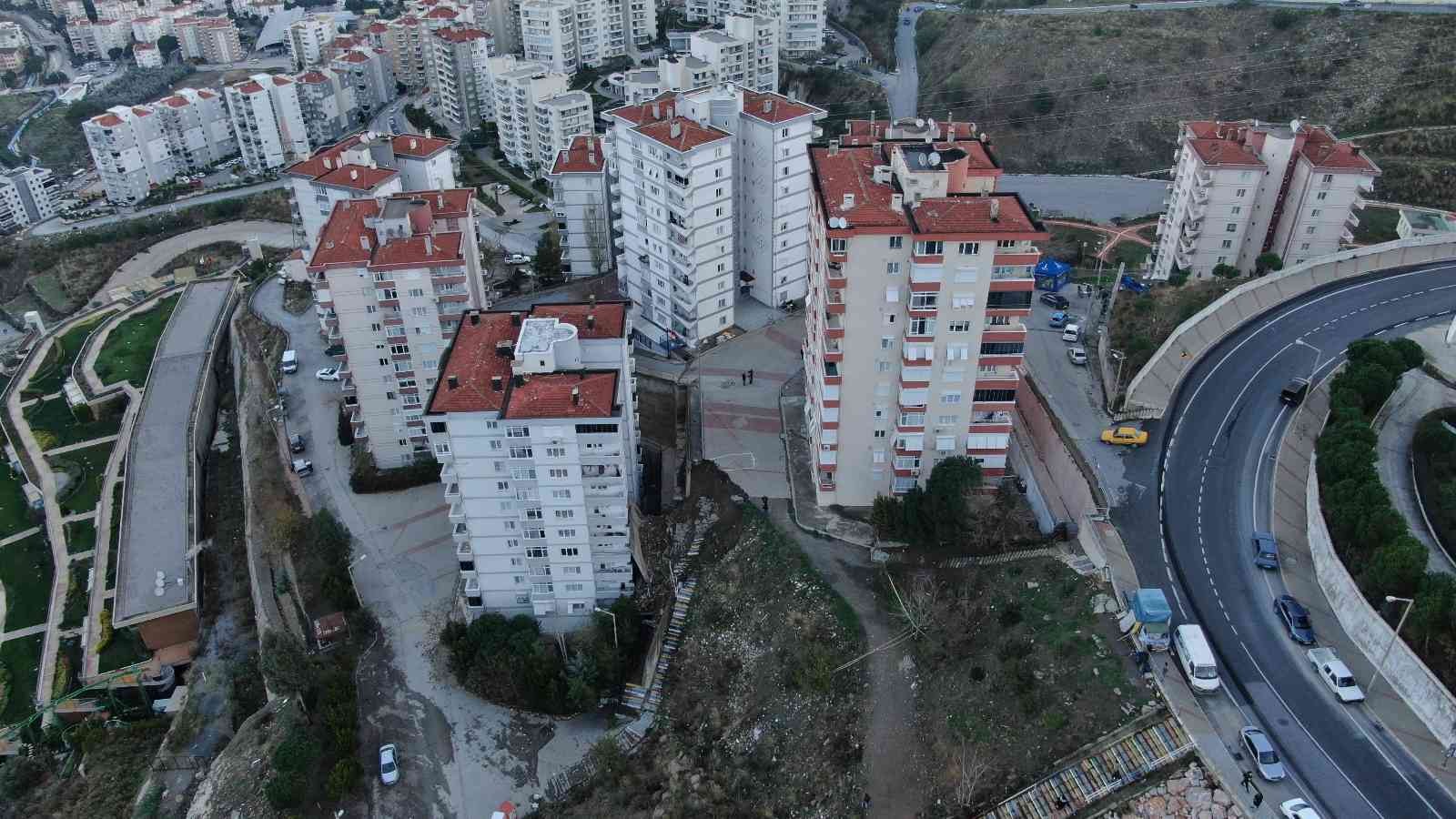 İzmir’de yıkılan istinat duvarının bilançosu havadan görüntülendi: 88 daire tahliye edildi