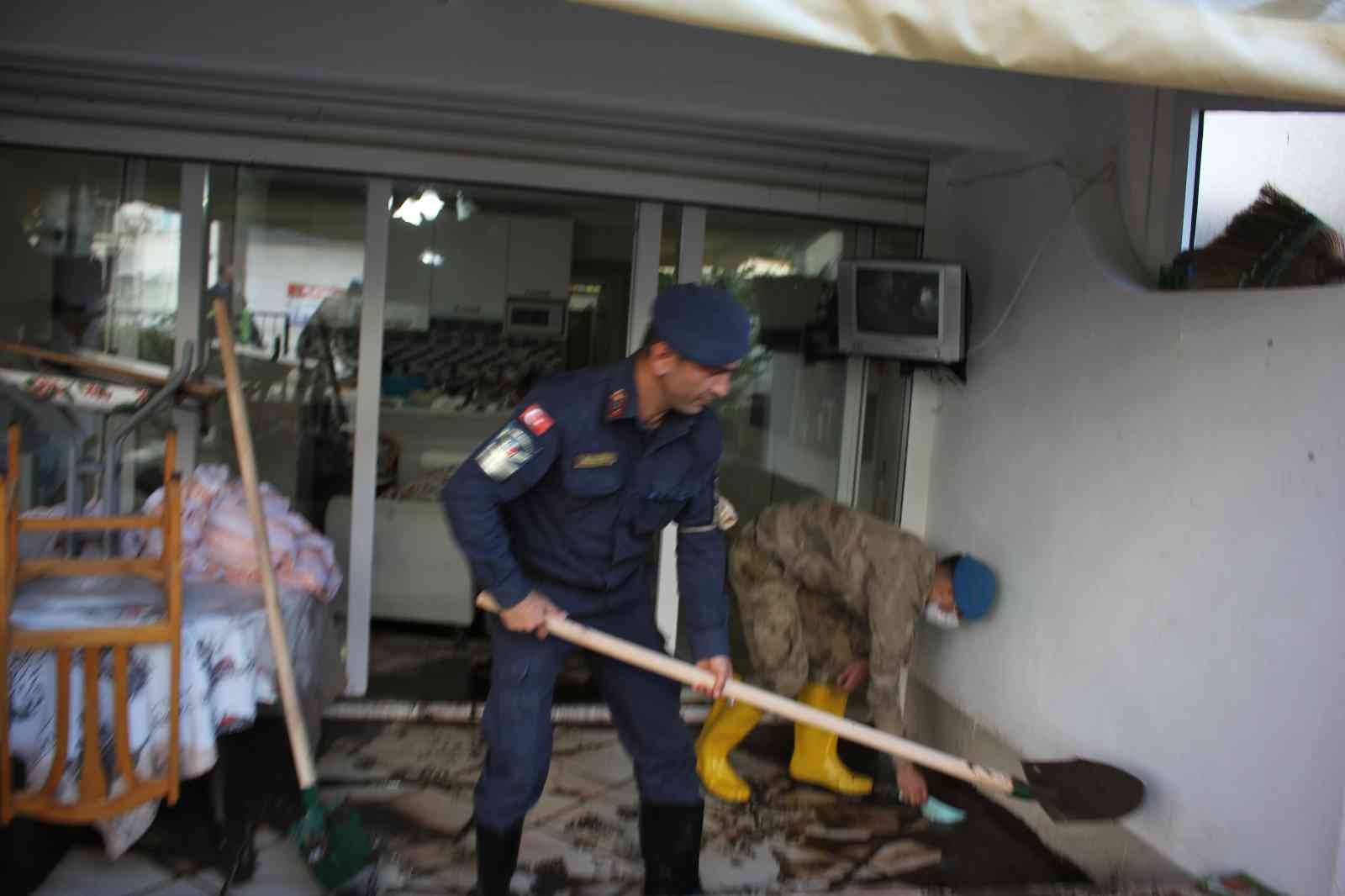 Jandarma mağdur vatandaşların evlerini temizledi