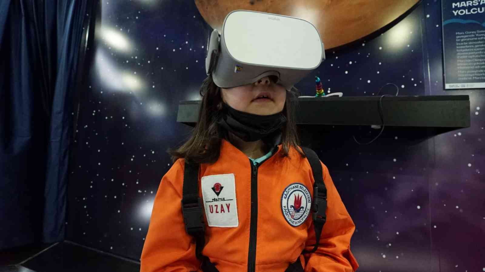 Kağıthane’de yüzlerce çocuk uzay yolculuğunda ilk adımı attı