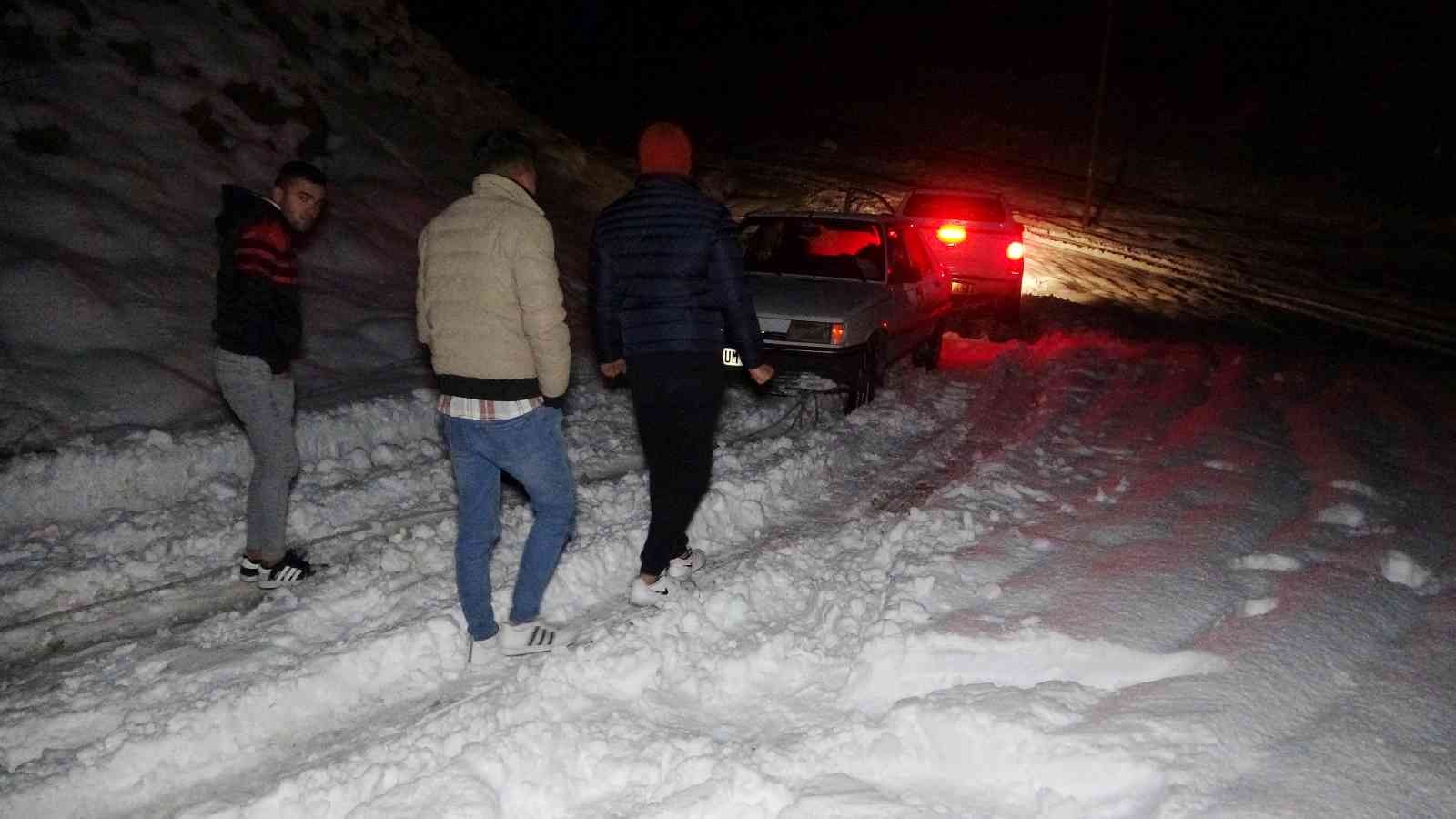 Kar gezisine çıkan 4 kişi otomobilleri kara saplanınca mahsur kaldı