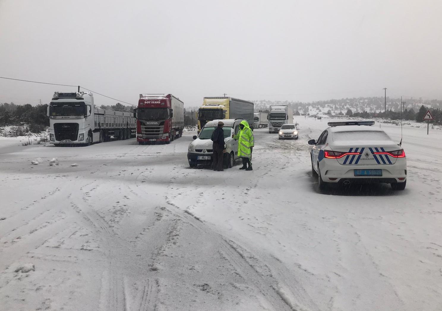 Kar yağışının etkili olduğu Antalya-Konya karayolunda tırların bekleyişi sürüyor