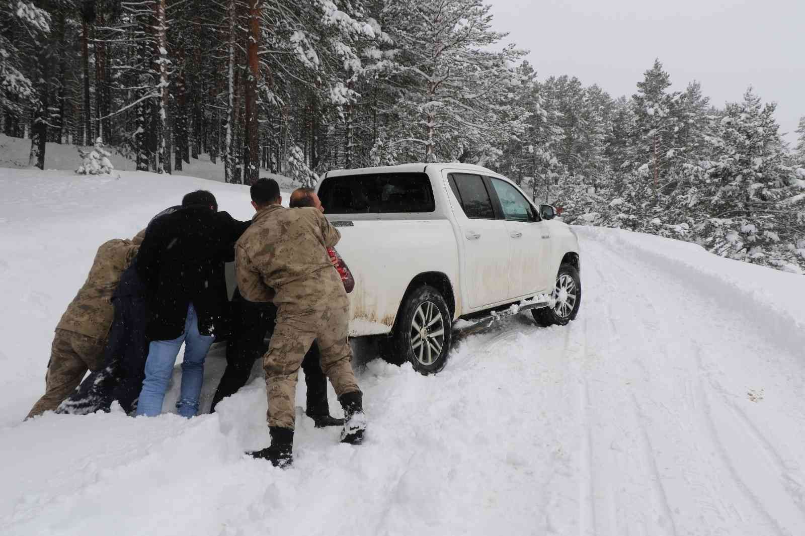 Kardan yolda kalan araçlar jandarma ve özel idaresi ekiplerince kurtarıldı