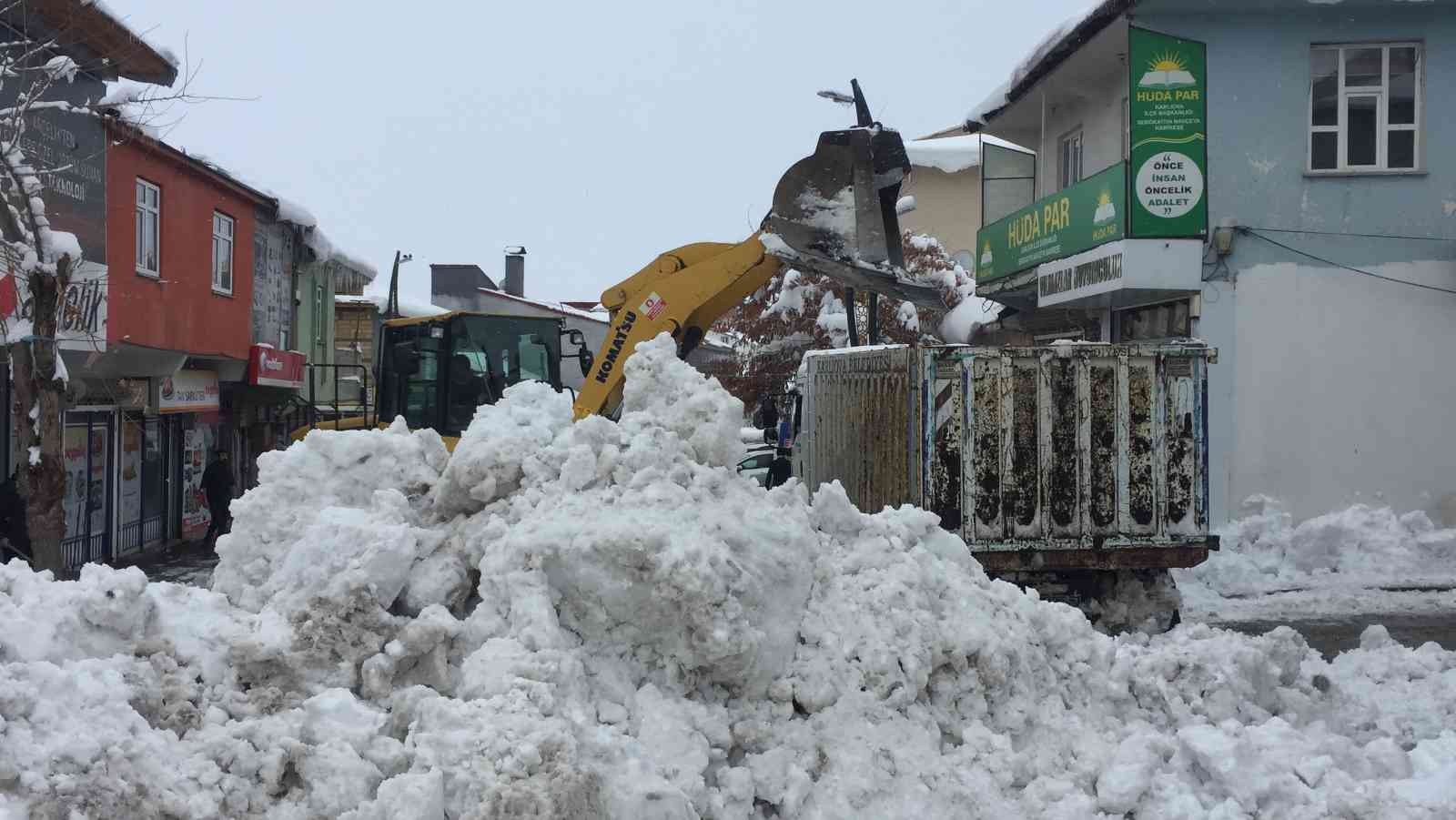 Karlıova’da 150 kamyon kar birikintisi ilçe dışına taşındı