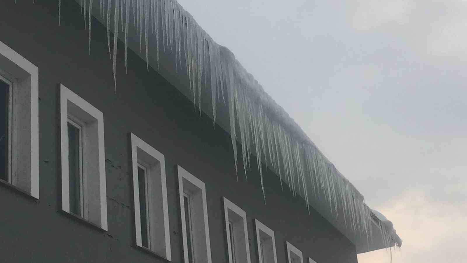 Karlıova’da kar yağışı durdu, hava sıcaklığı eksi 20’e düştü