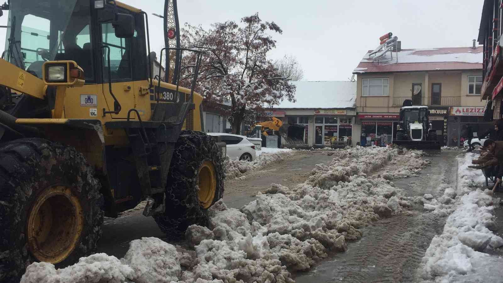 Karlıova’da yağan kar, kamyonlarla ilçe dışına taşınıyor