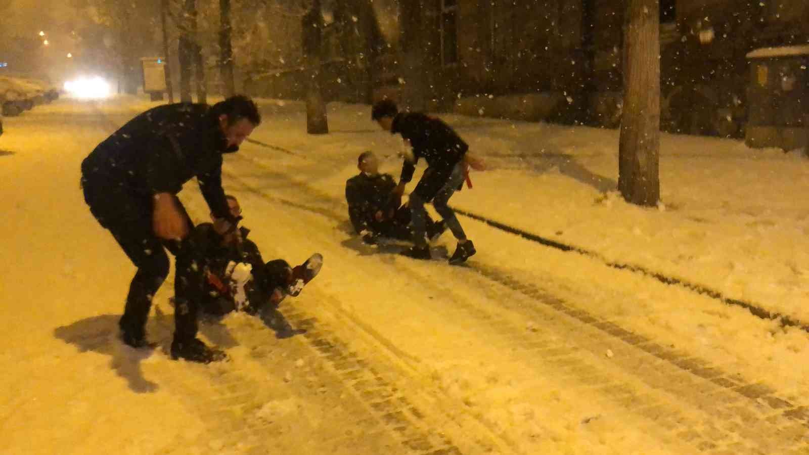 Kars’ta kar altında çocuklar gibi eğlendiler