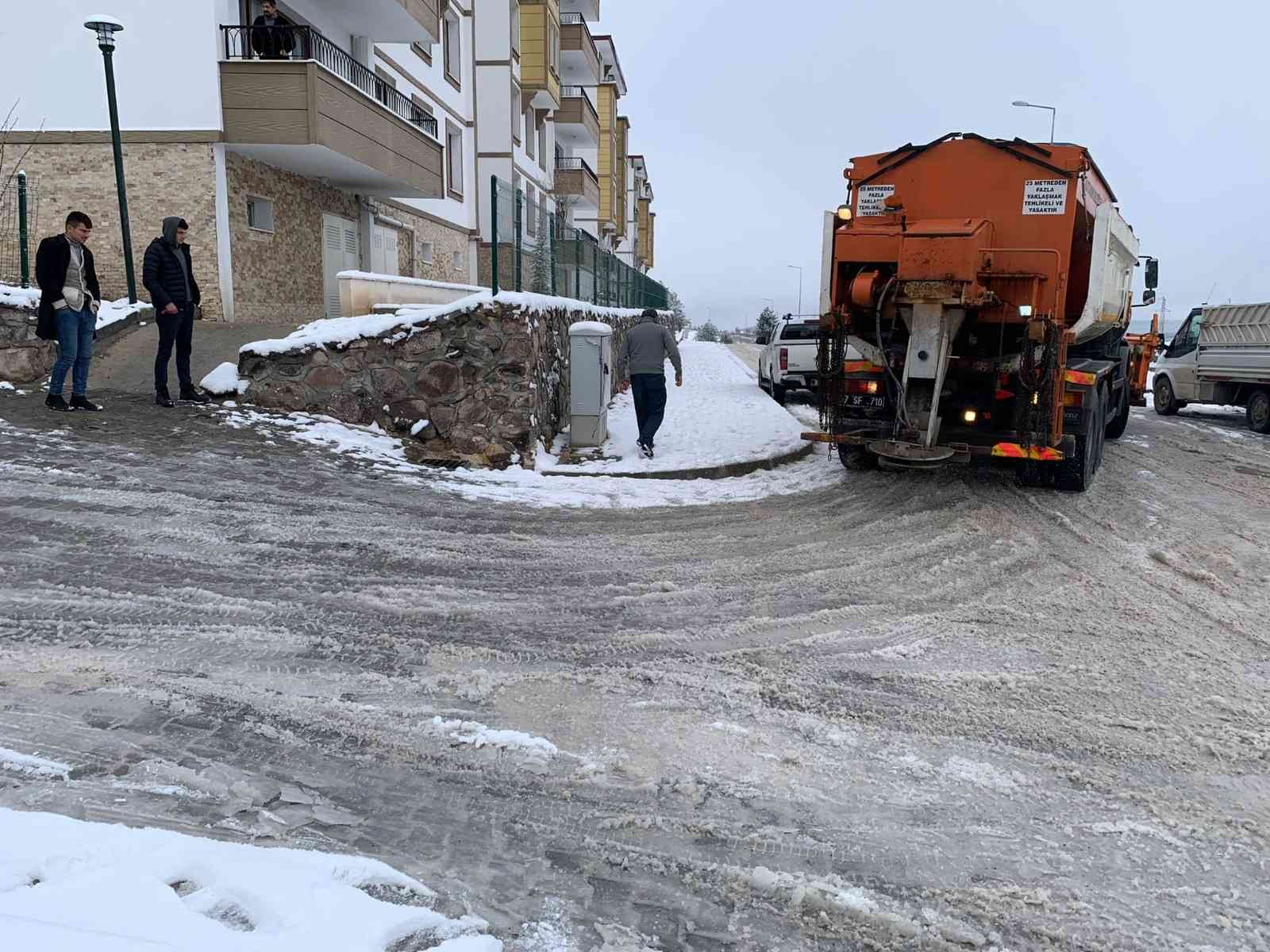 Kastamonu Belediyesi, kar yağışının ardından temizlik çalışması başlattı