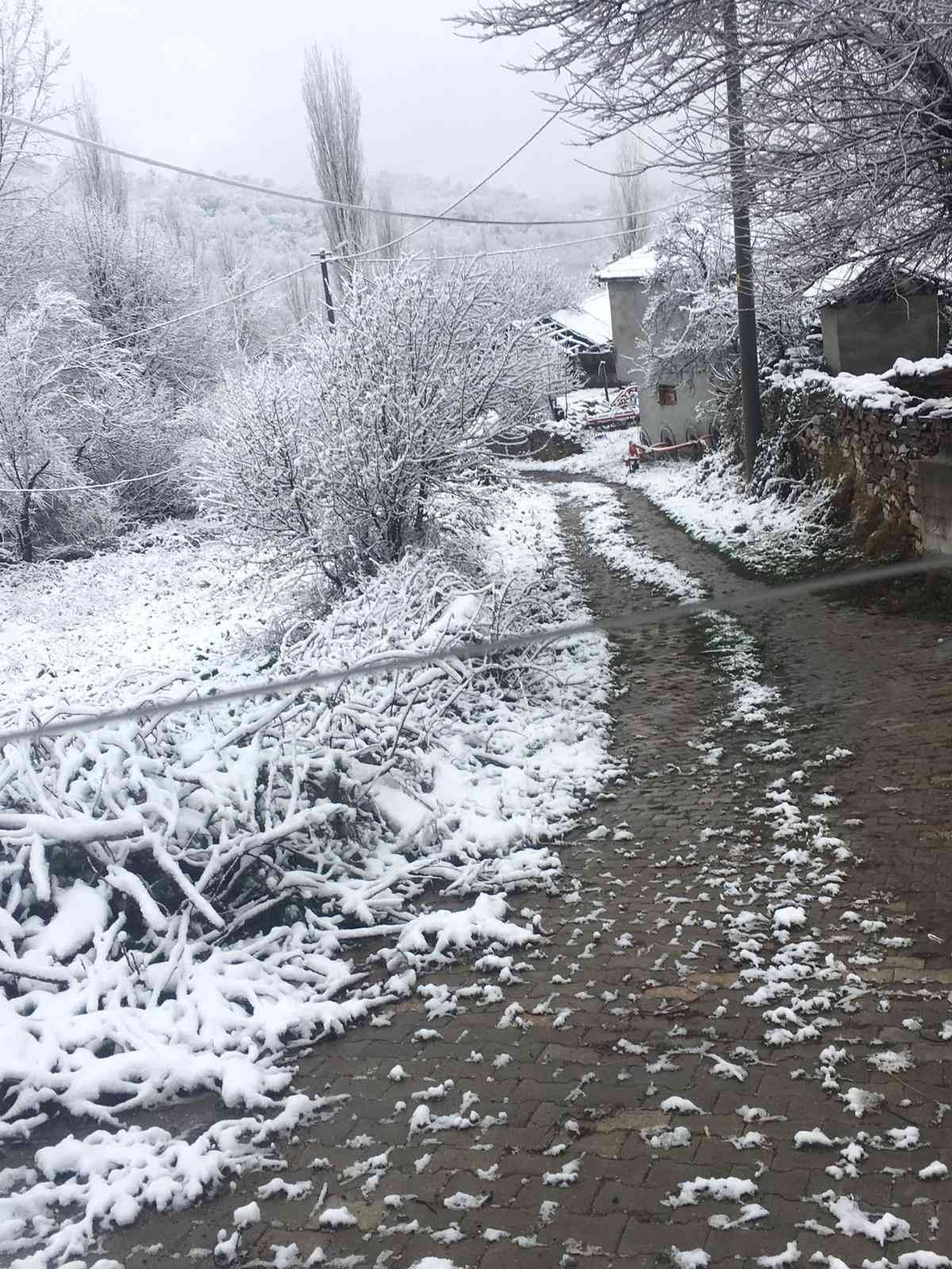 Kepsut’ta kar yağışı hayatı olumsuz etkiliyor