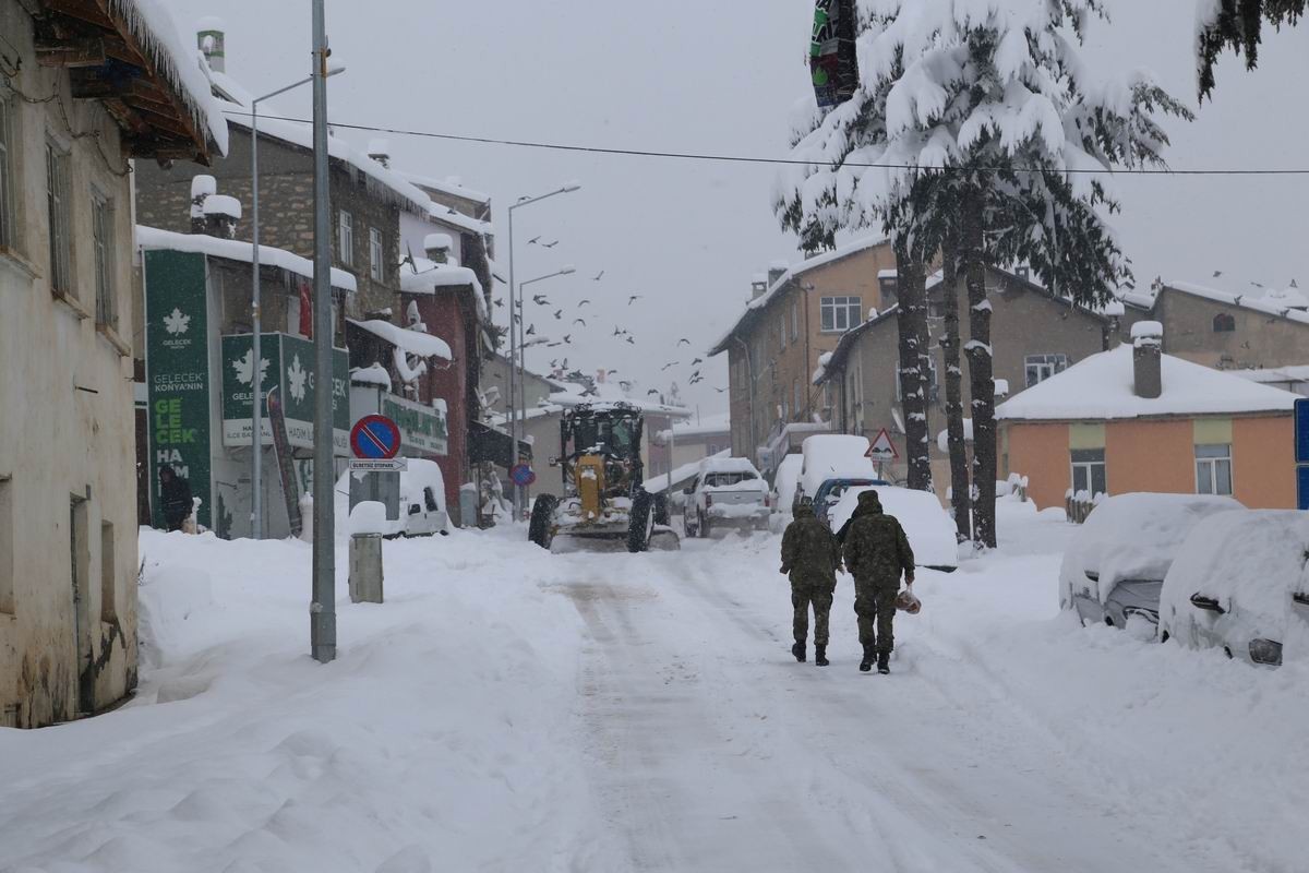 Konya Hadim’de kar kalınlığı yarım metreyi geçti
