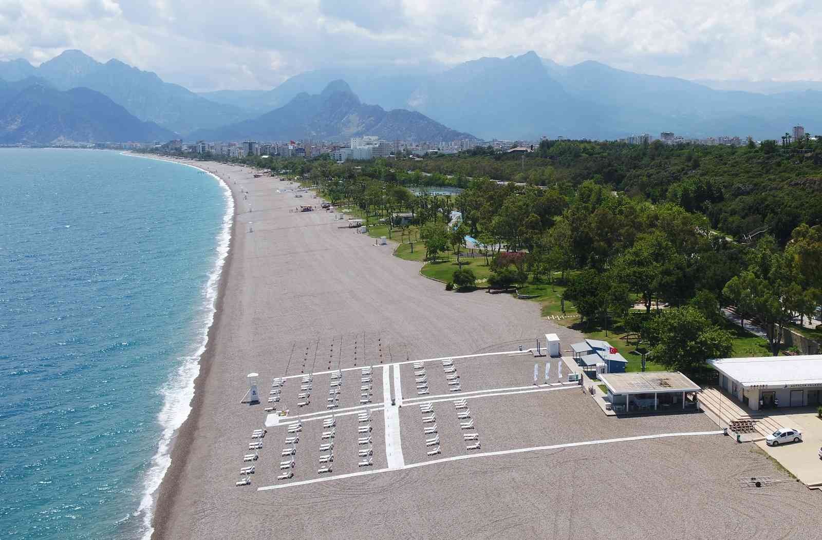 Konyaaltı sahilinde tuvalet ve giyinme kabini sayıları artırılacak, otopark ihlalleri önlenecek