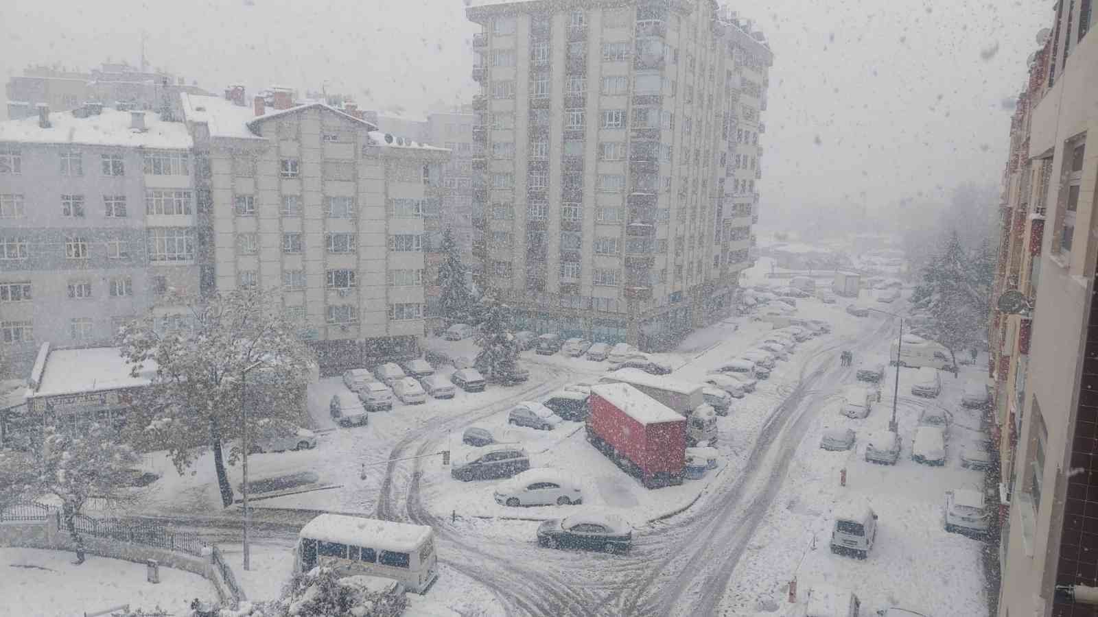Konya’da kar yağışı etkisini sürdürüyor