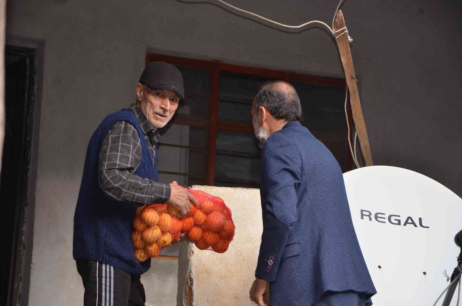 Köylülere narenciye dağıtıldı