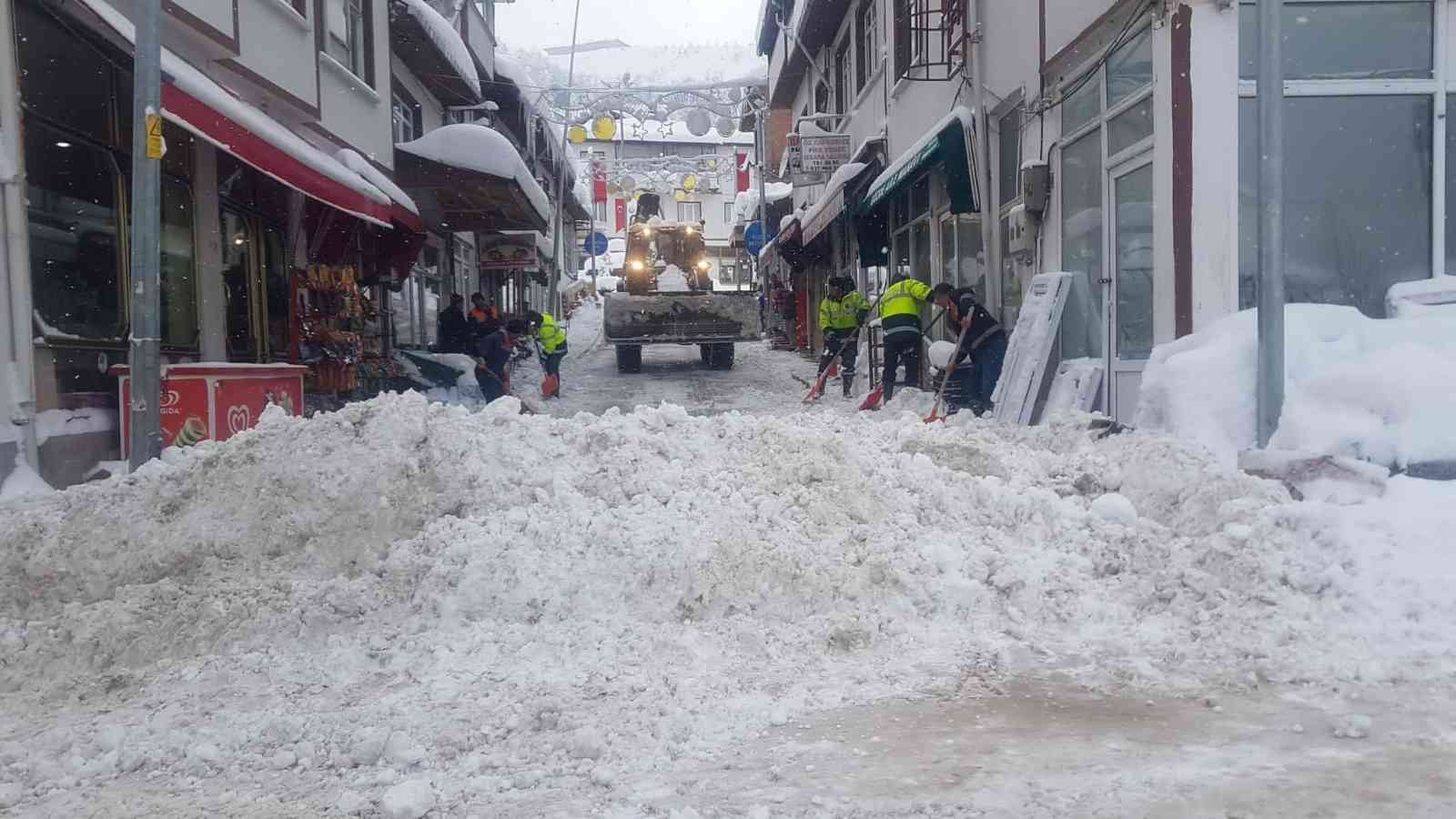 Küre’de ekiplerin yoğun kar mesaisi