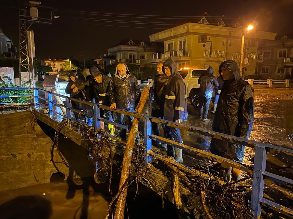 Marmaris Belediyesi ekipleri tam kadro sahada