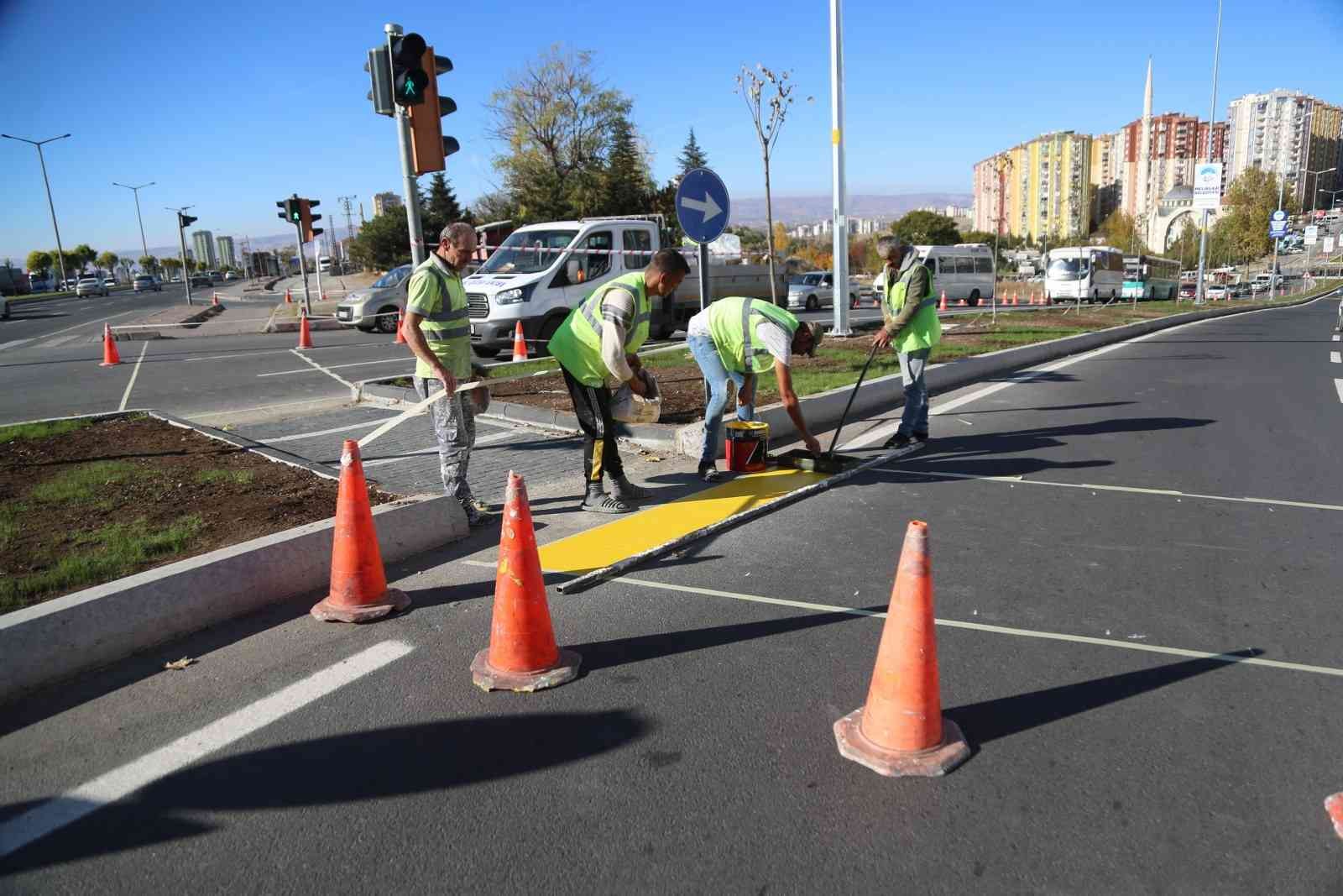 Melikgazi’de güvenli ve seri ulaşım için yol çizgileri yapılıyor