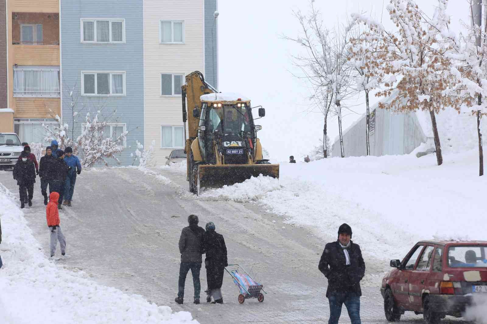 Meram Belediyesi ekipleri karla mücadele için sahada