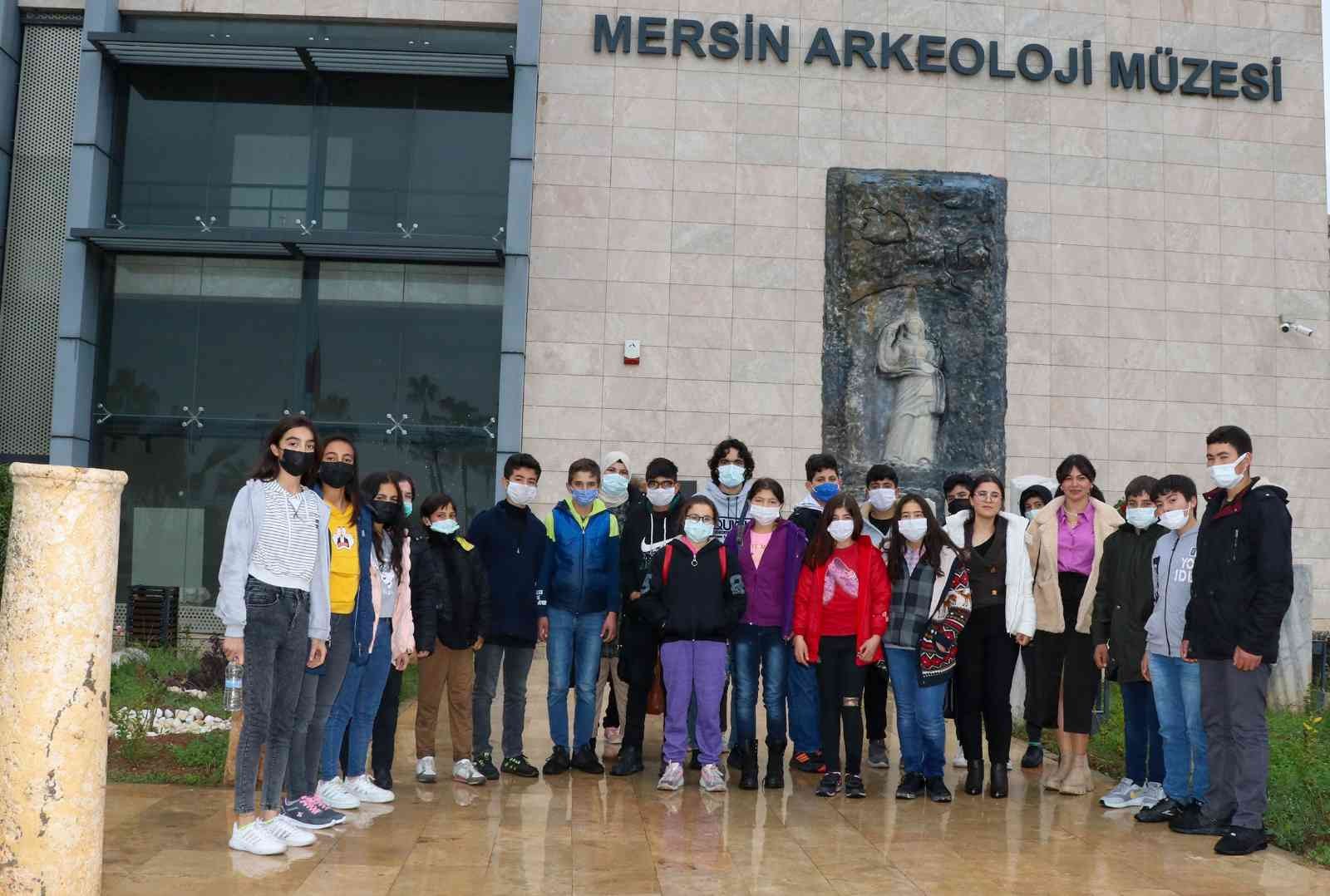 Mersin Büyükşehir Belediyesi’nin Kent Turu Projesiyle öğrenciler sanatla buluştu