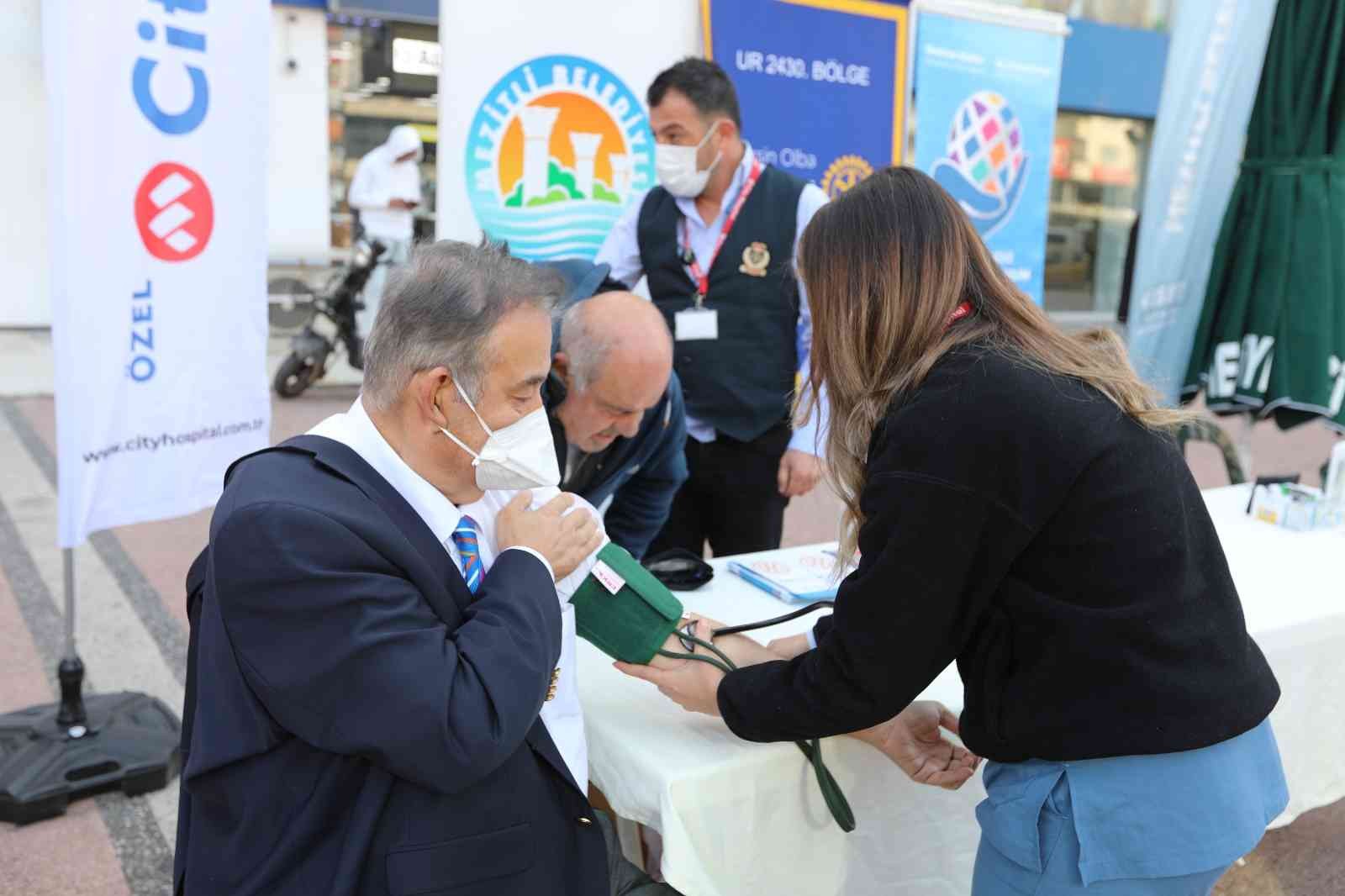 Mezitli Belediyesi, vatandaşlara tansiyon ve şeker ölçümü yaptı