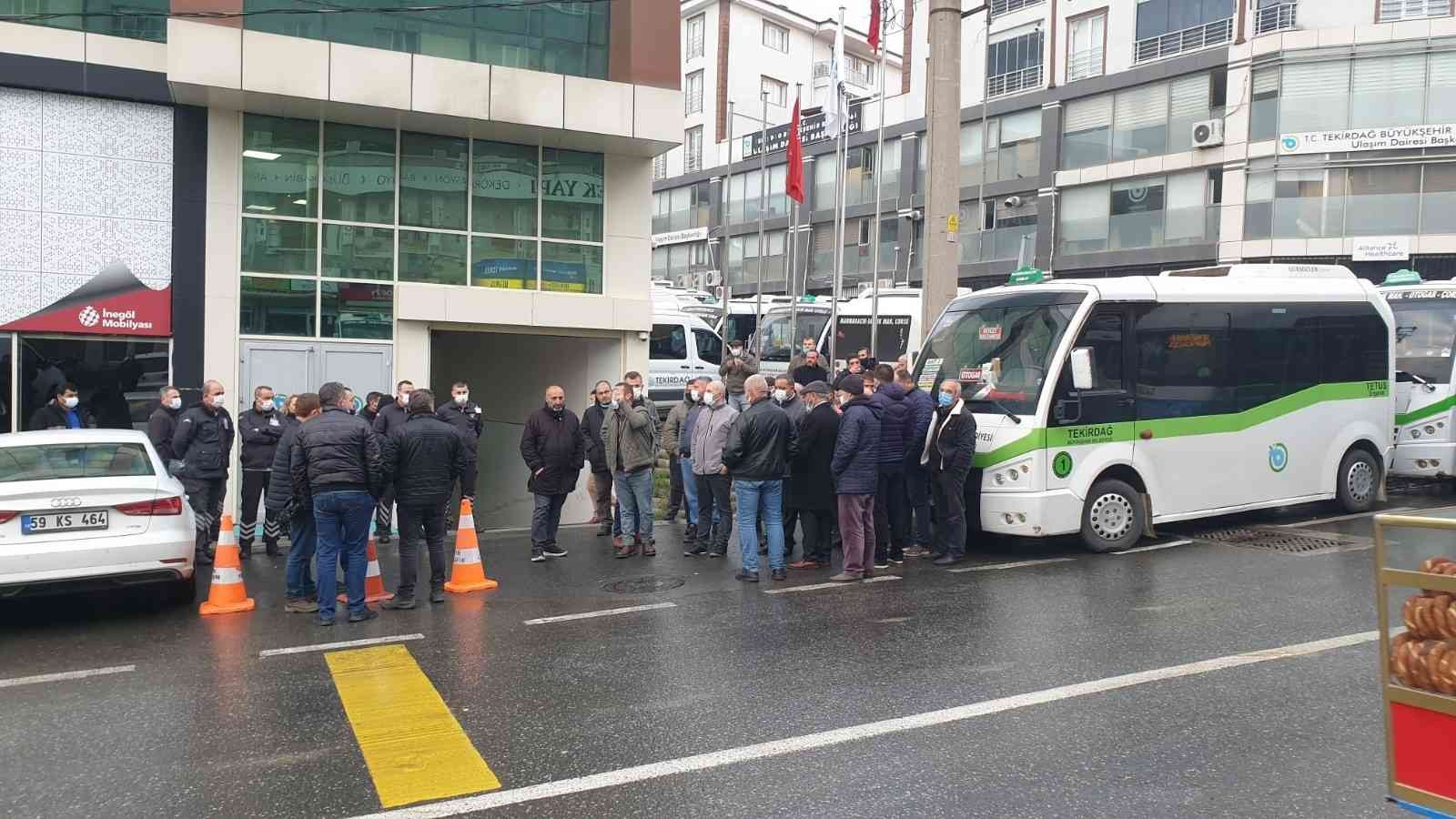 Minibüsçülerden Tekirdağ Büyükşehir Belediyesine güzergah eylemi: “CHP’liyim arabamı da yakacağım, kendimi de burada yakacağım”