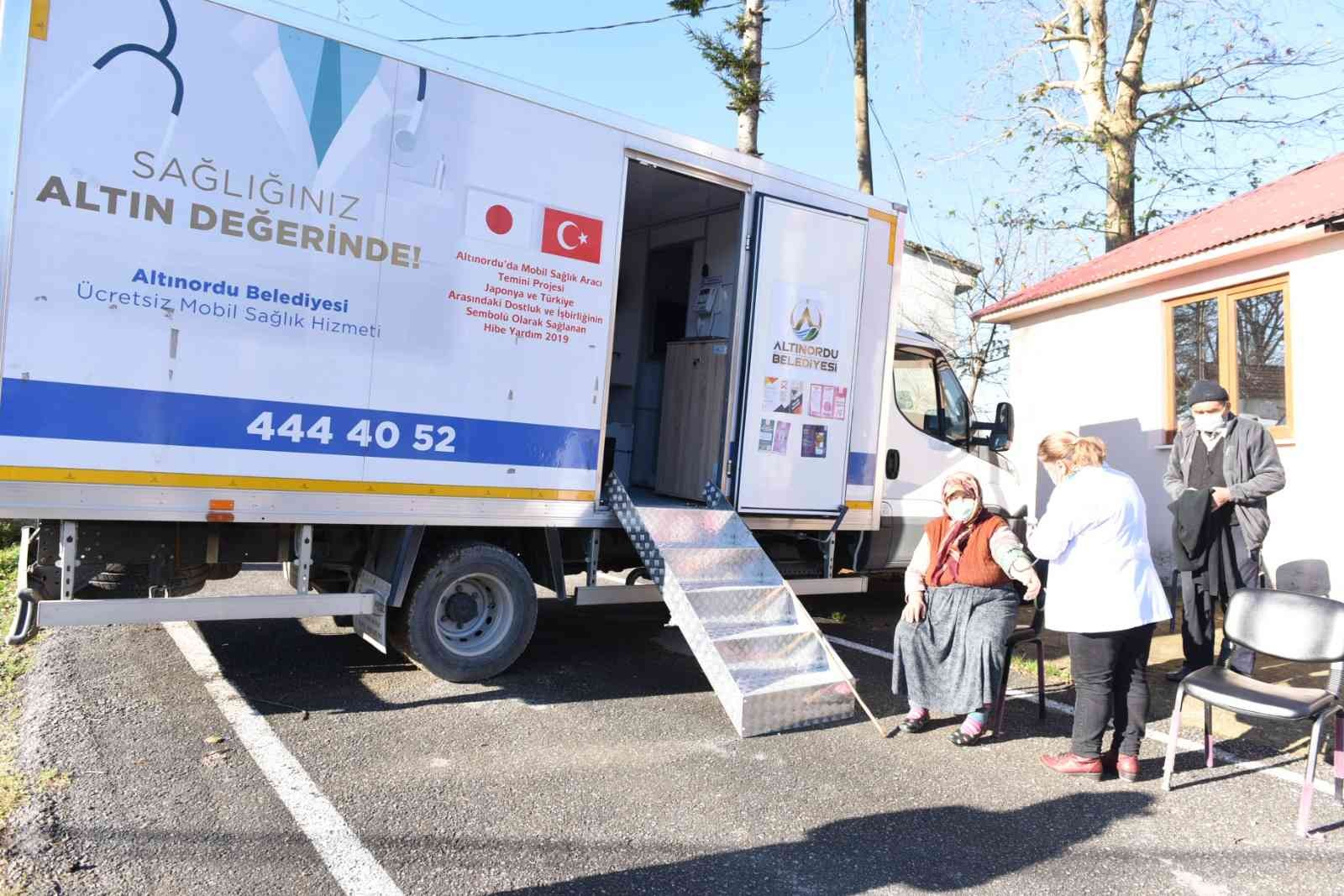 Mobil sağlık tarama aracı aşı için kırsalda