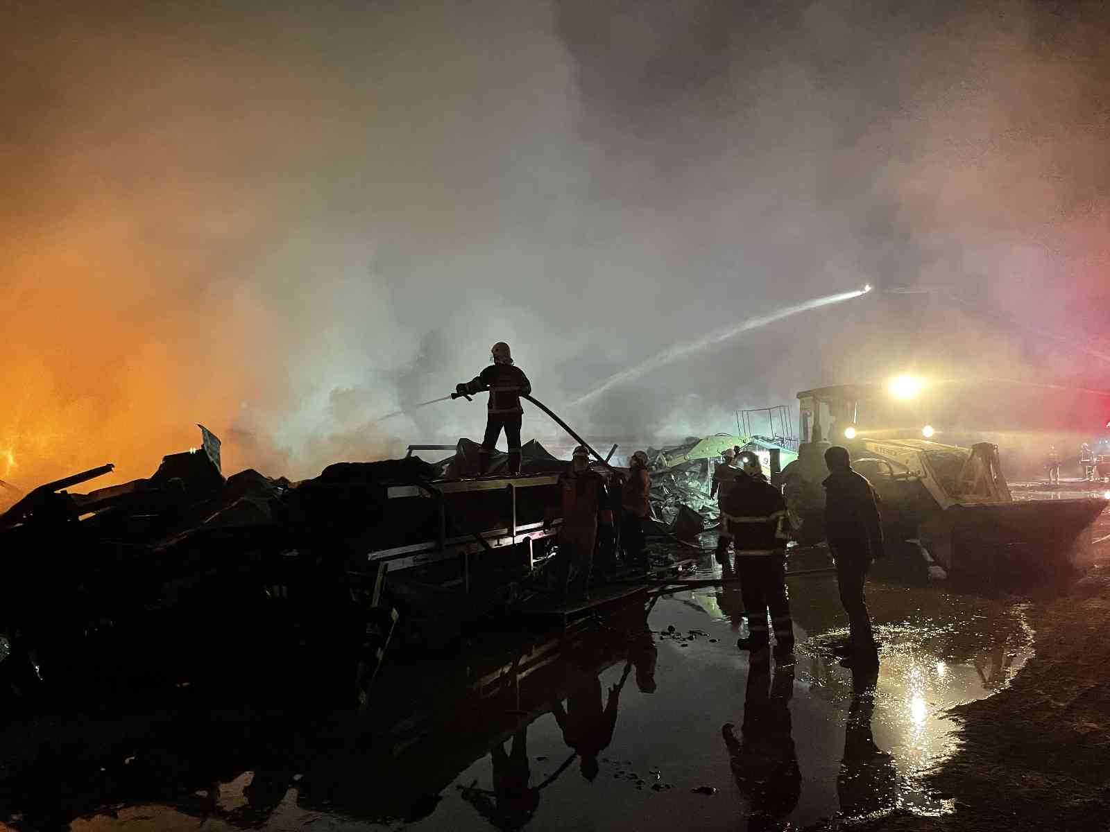 Mobilya fabrikası alev alev yandı, çok sayıda işçi dumandan etkilendi