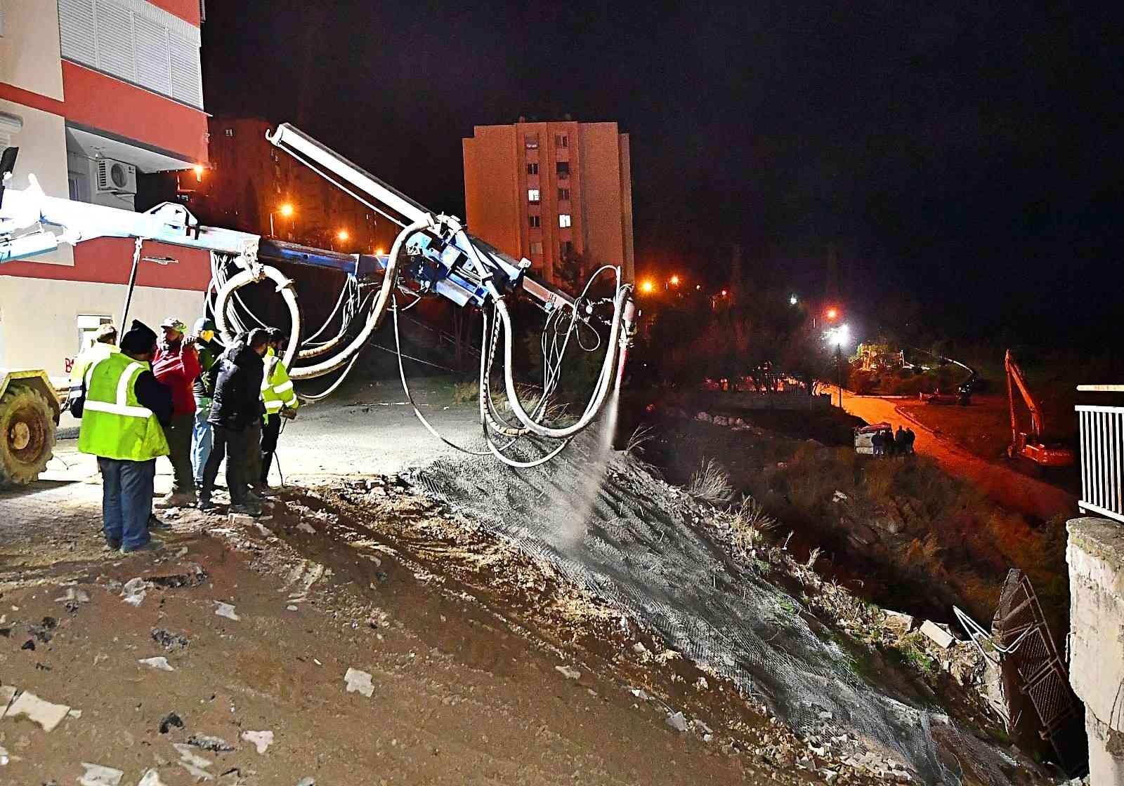 Narlıdere’de çöken istinat duvarına güvenlik önlemi