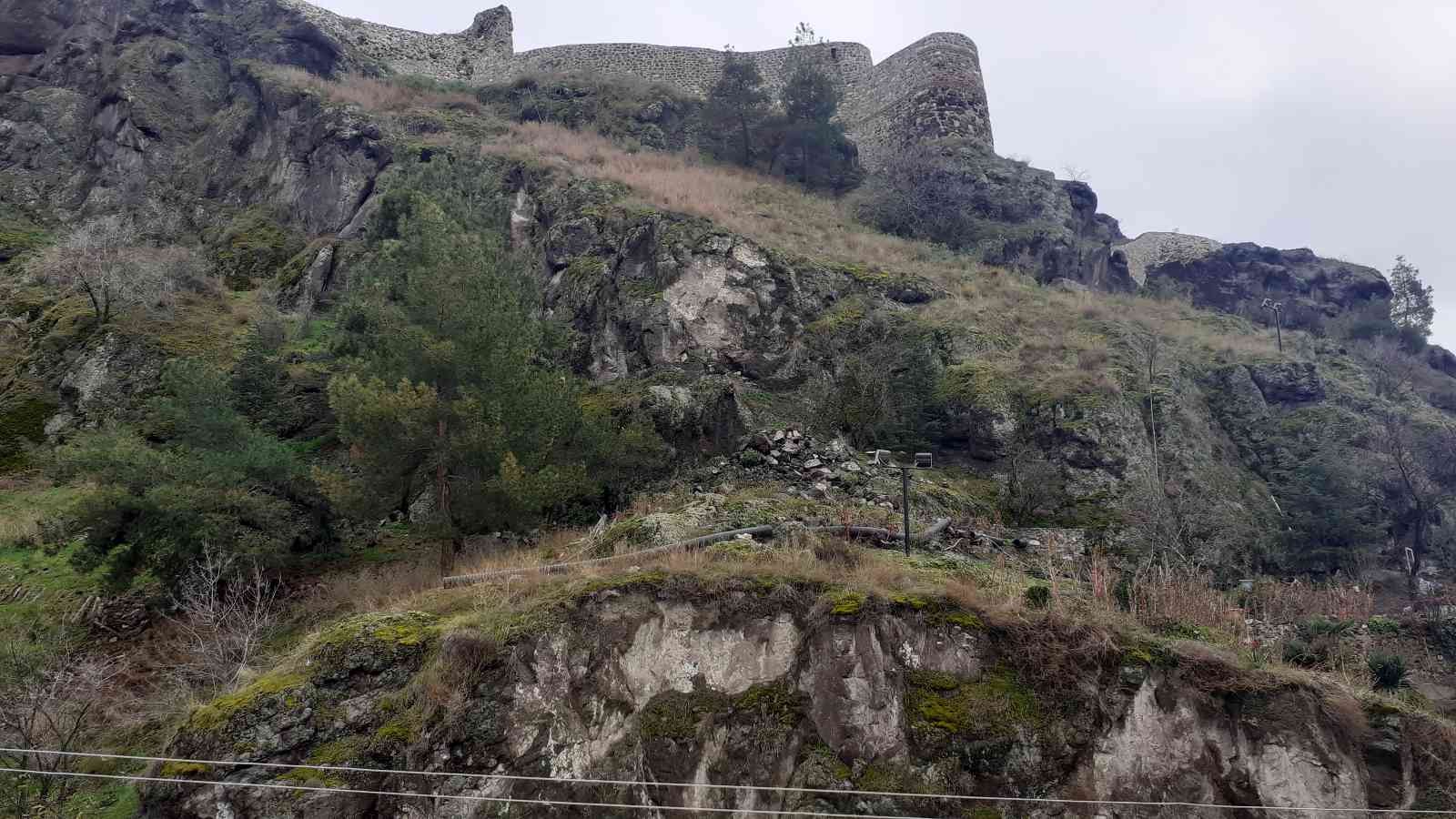 Osmancık Kalesi’nden düşen kaya parçaları korkuttu
