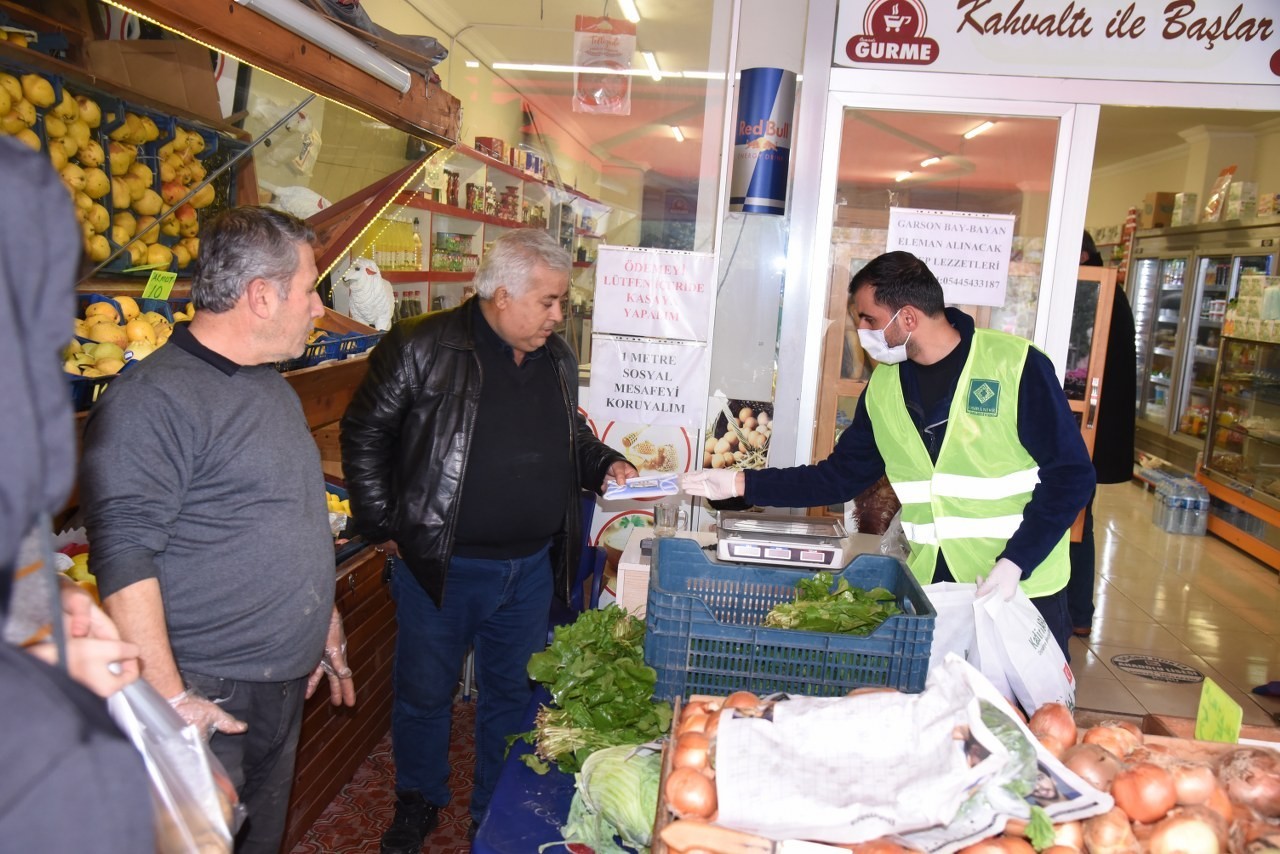 Osmaniye’de Belediyesi vatandaşlara maske dağıttı