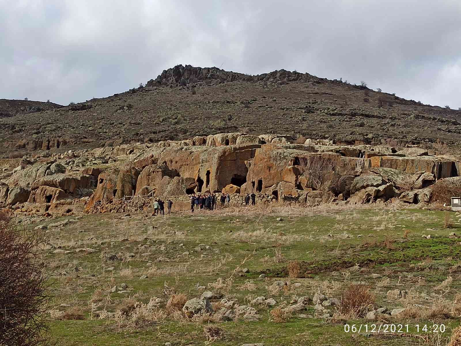 (ÖZEL) Gizemli Bininler Tarihi Kaya Evleri turizme kazandırılıyor