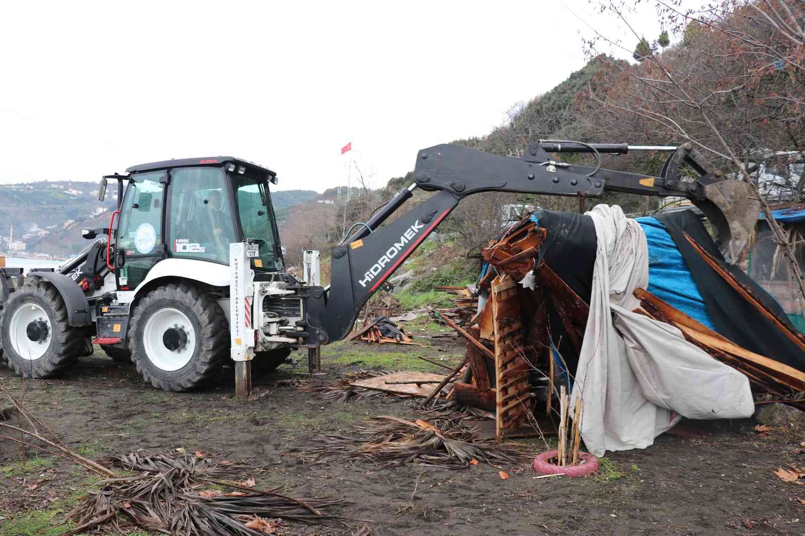 Plajlar bölgesindeki yapıları belediye ekipleri yıktı