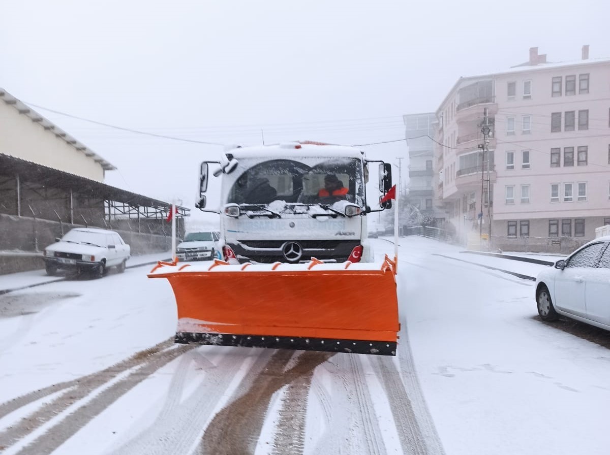 Pursaklar Belediyesinden ilk kar yağışına anında müdahale