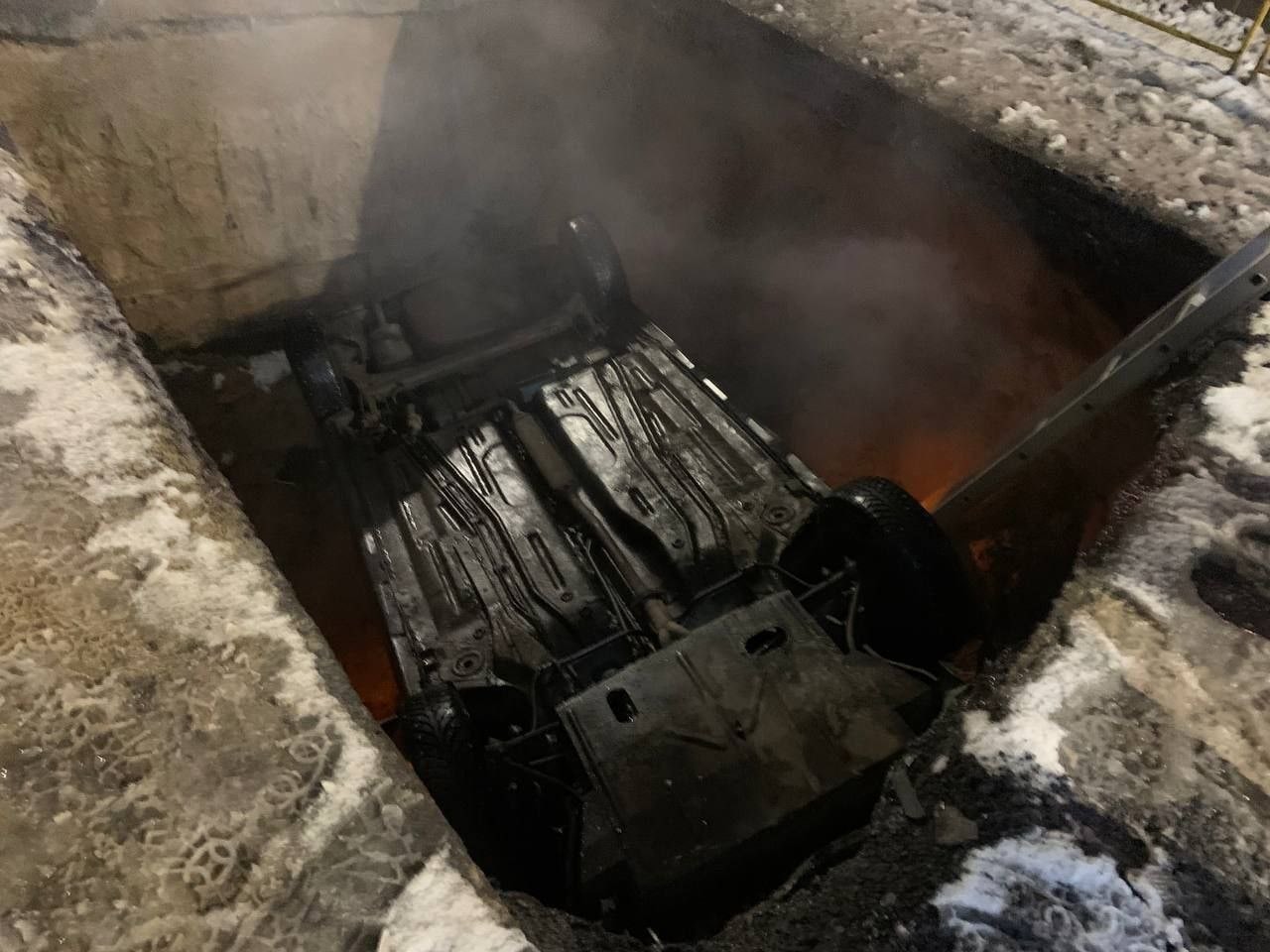 Rusya’da seyir halindeki araç kaynar su çukuruna düştü