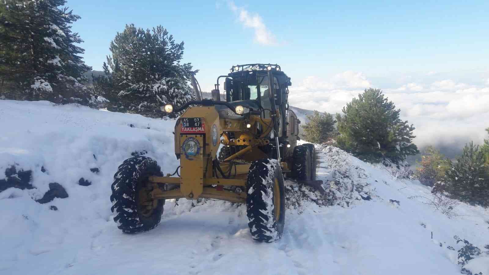 Salihli’de kardan kapanan yayla yolları ulaşıma açıldı