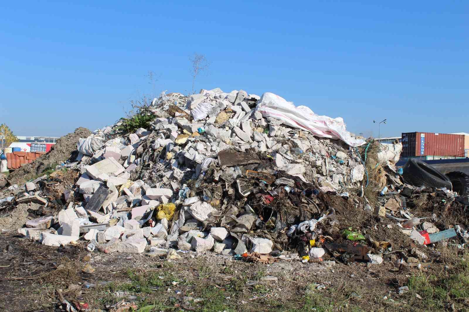 Sanayide aylardır toplanmayan çöpler, adeta dağ oluşturdu