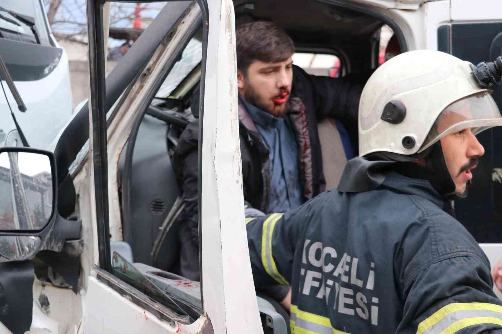 Servis minibüsü temizlik kamyonu ile çarpıştı: 8 yaralı