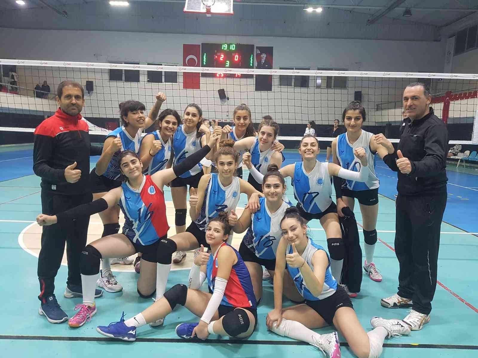 Seyhan’ın genç kız voleybolcuları şampiyon